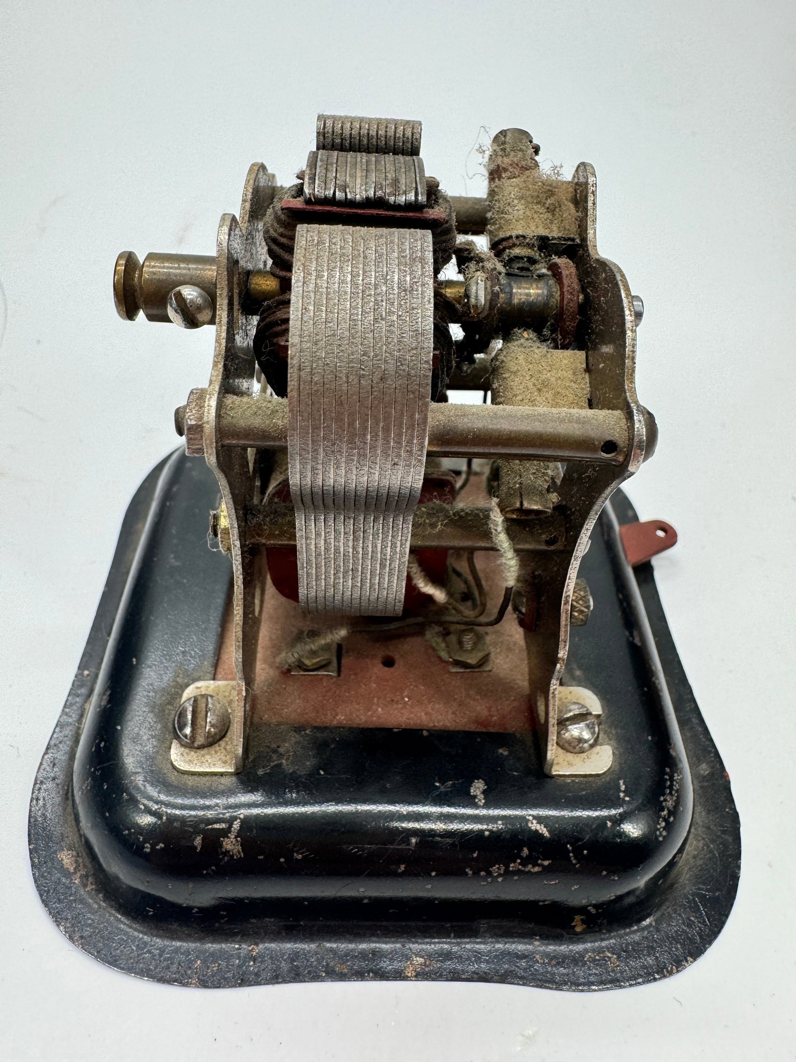 Original Schronner Toy Motor Cast Iron Wood Base Early 1900s: This is an original Schronner toy motor dating to the early 1900s. It features a cast iron frame mounted on a wooden base with traces of its original painted finish. Designed to operate on approximate