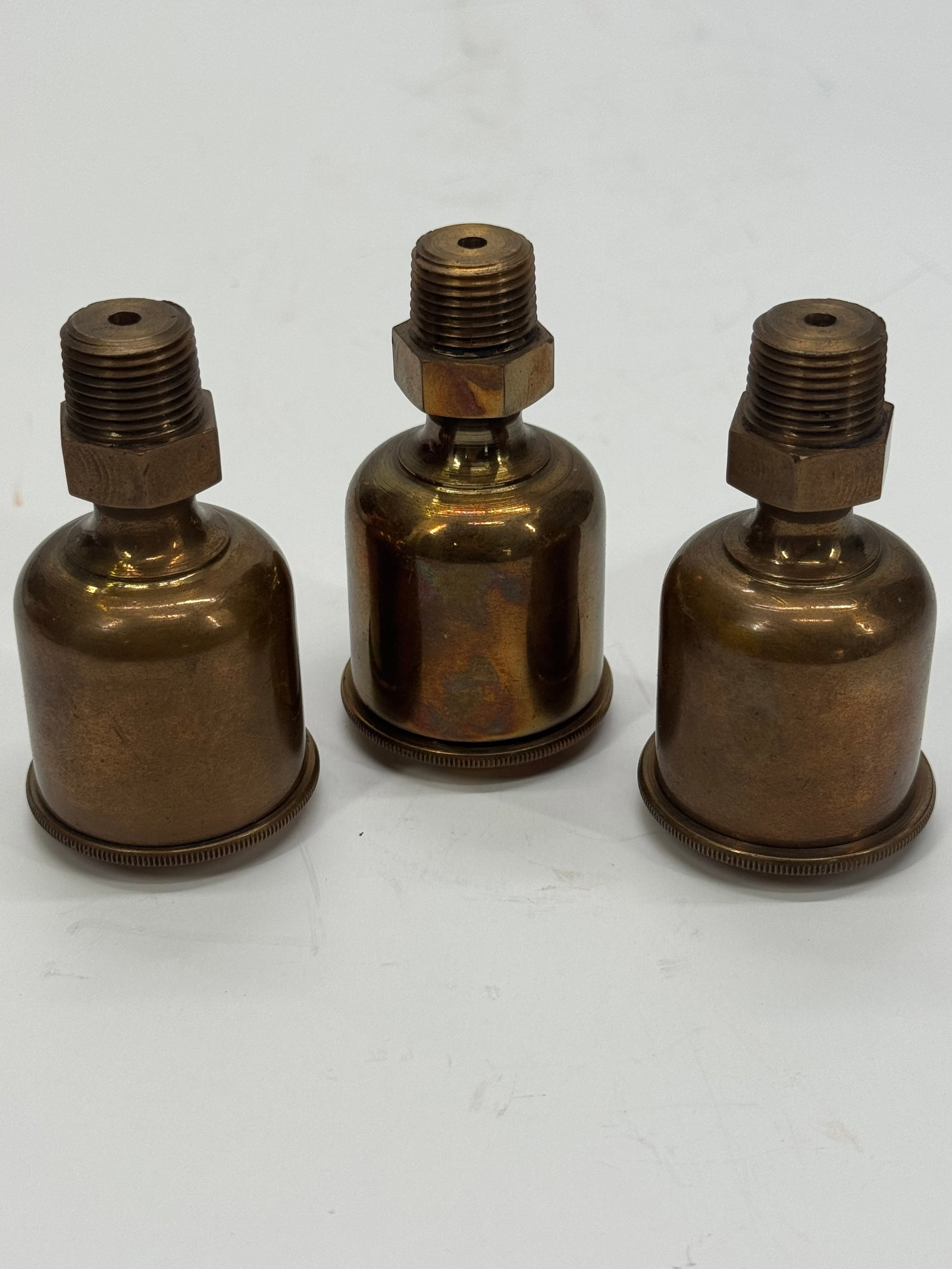 Lot of 3 Lunkenheimer Brass No. 4 Oil Cups Lubricators: Lot of three vintage Lunkenheimer Co. Cincinnati, Ohio No. 4 brass oil cups/lubricators. These early machine lubricators feature threaded fittings and are marked on the bases. Designed for use on stea