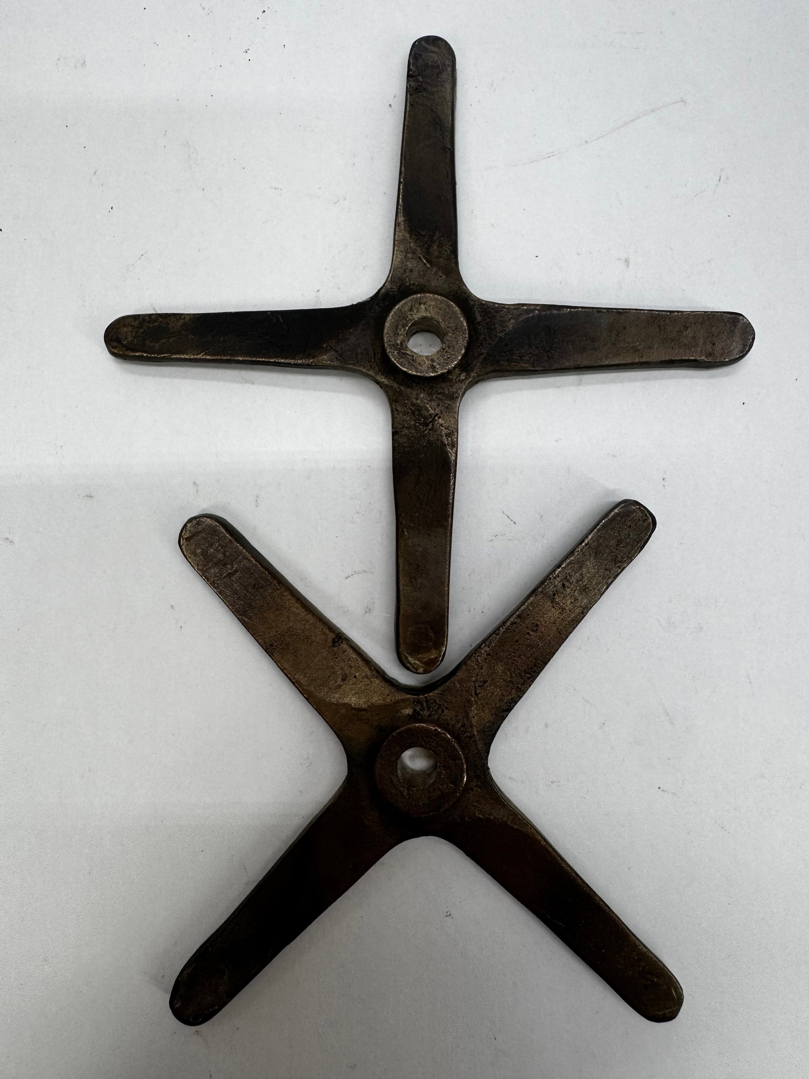 Lot of Vintage Cast Iron & Bronze Electric Fan Blade Hubs c.1900–1925: Lot of vintage electric fan blade hubs dating to the early 1900s. Includes assorted cast iron and bronze blade hubs removed from antique desk and oscillating fans. Suitable for restoration projects, r
