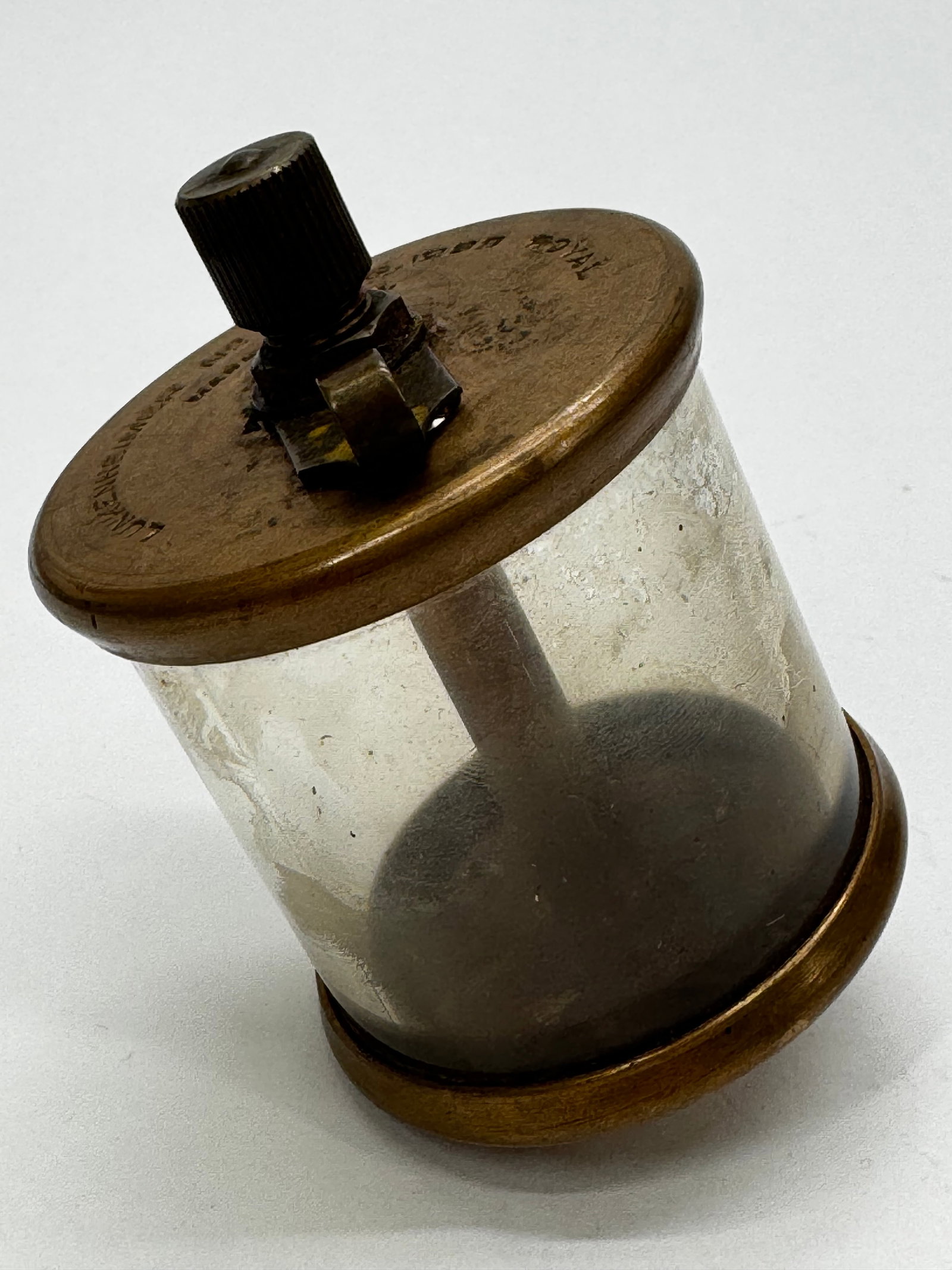 Vintage Lunkenheimer No. 3 Fig. 128B Oiler Made in USA: Vintage Lunkenheimer No. 3 Fig. 128B Royal mechanical lubricator/oiler, made in the USA. Features a brass top and base with a glass reservoir. Commonly used on antique steam engines and stationary mac