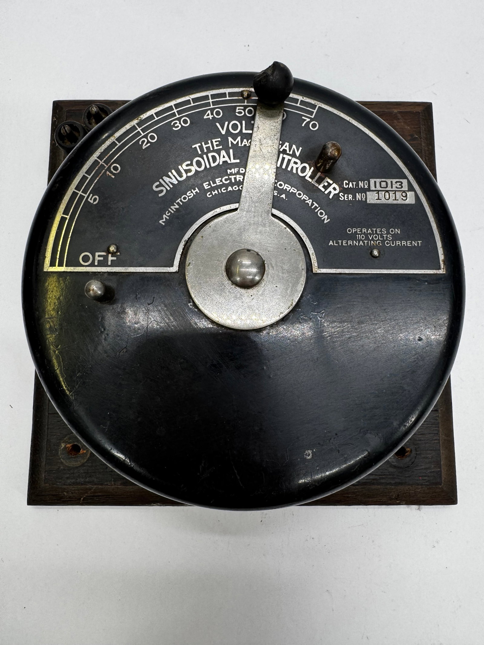 Vintage McIntosh Sinusoidal Voltage Controller No. 1013: Vintage McIntosh Electric Corporation Sinusoidal Voltage Controller, Cat. No. 1013, Serial No. 1019, manufactured in Chicago, U.S.A. This early electrical control unit operates on 110-volt alternating