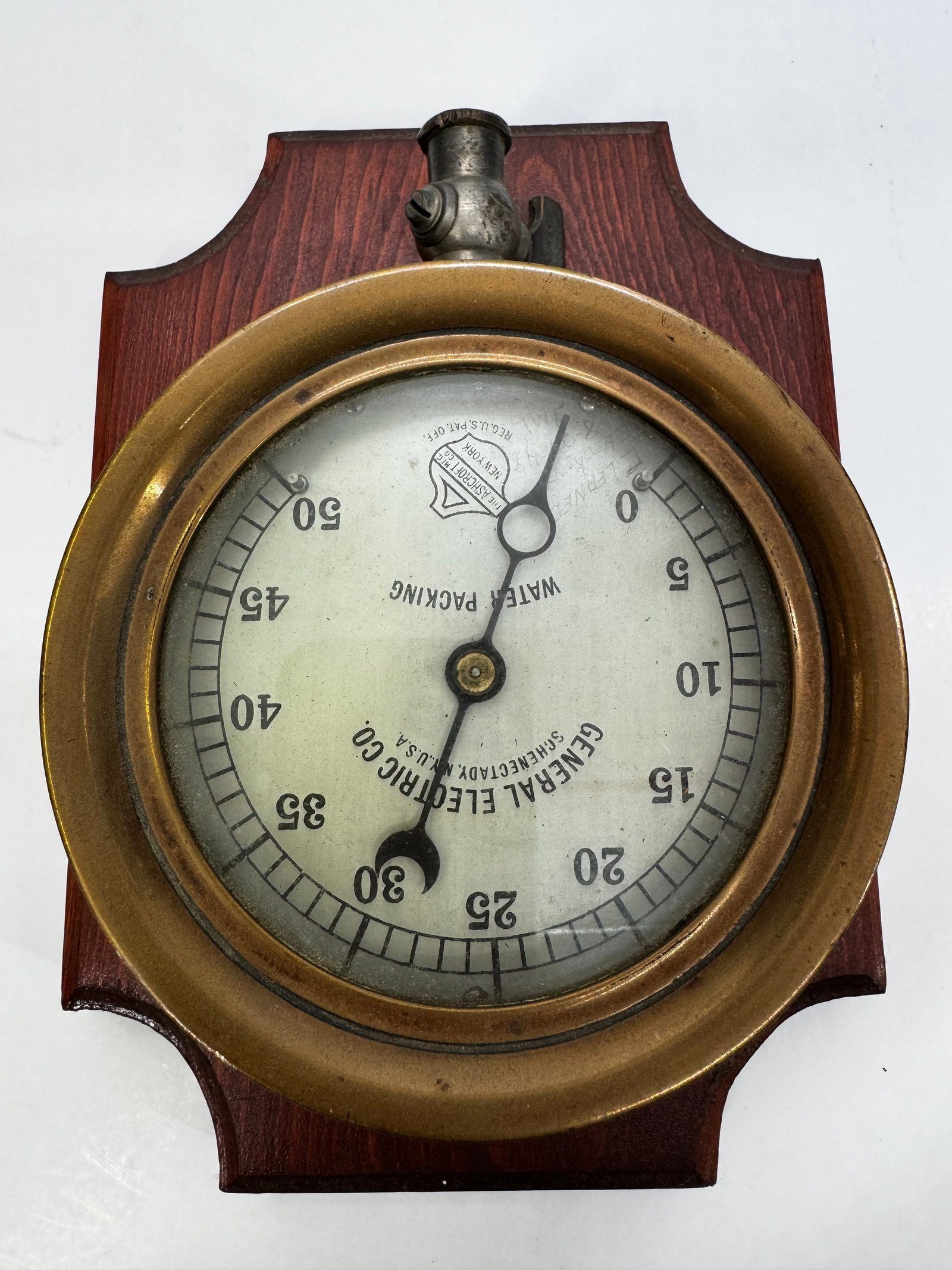 Antique GE Water Packing Vacuum Gauge on Wood Panel: Antique General Electric Company vacuum gauge manufactured in Schenectady, New York, dating to the early 1900s. Features a brass bezel with a dial marked for “Water Packing” vacuum measurement