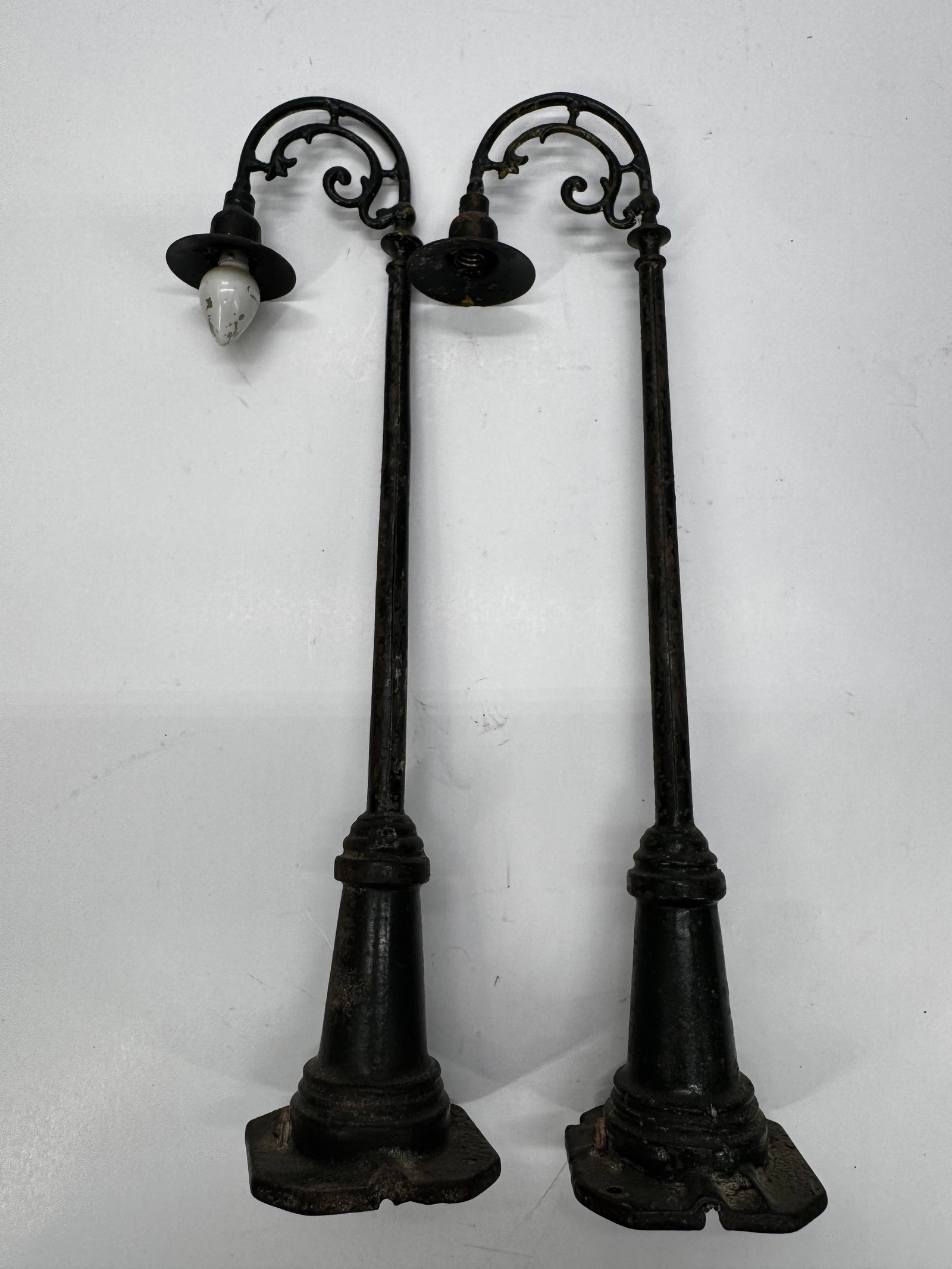 Vintage Cast Iron Street Lamp Posts Pair (1 of 8)