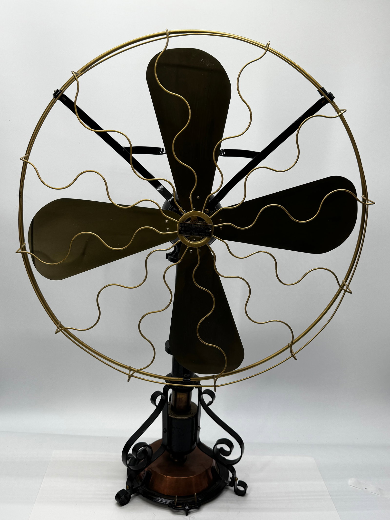 Rare 1920s Lake Breeze Motor Co. Chicago Stirling Hot Air Fan Brass Cage Antique: This is a rare antique Lake Breeze Motor Company heat-powered fan, manufactured in Chicago, Illinois, circa 1920s. Unlike conventional electric fans, it operates using a Stirling hot-air engine, power