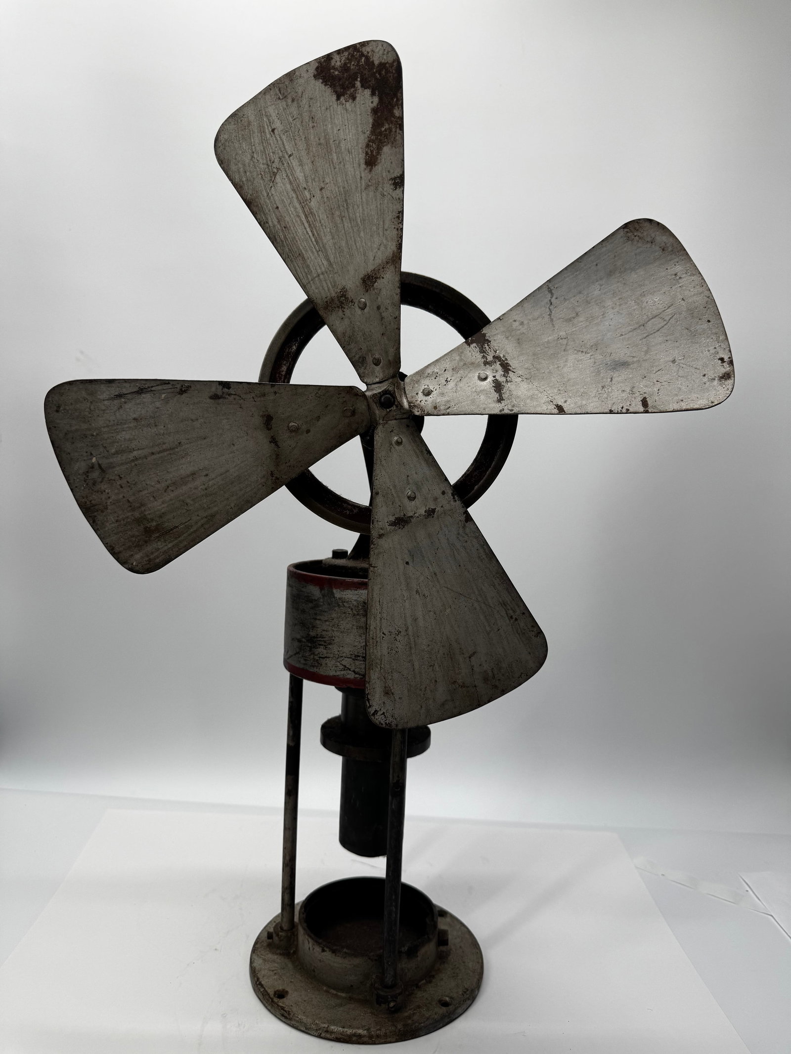 Rare Henry Essex Hot Air Fan c.1905–1915 Stirling Engine Antique Mechanical Fan Original: Rare original Henry Essex Hot Air Fan, manufactured in the early 20th century. This ingenious fan operates on a Stirling hot-air engine, using heat rather than electricity to power the fan blades. Hen