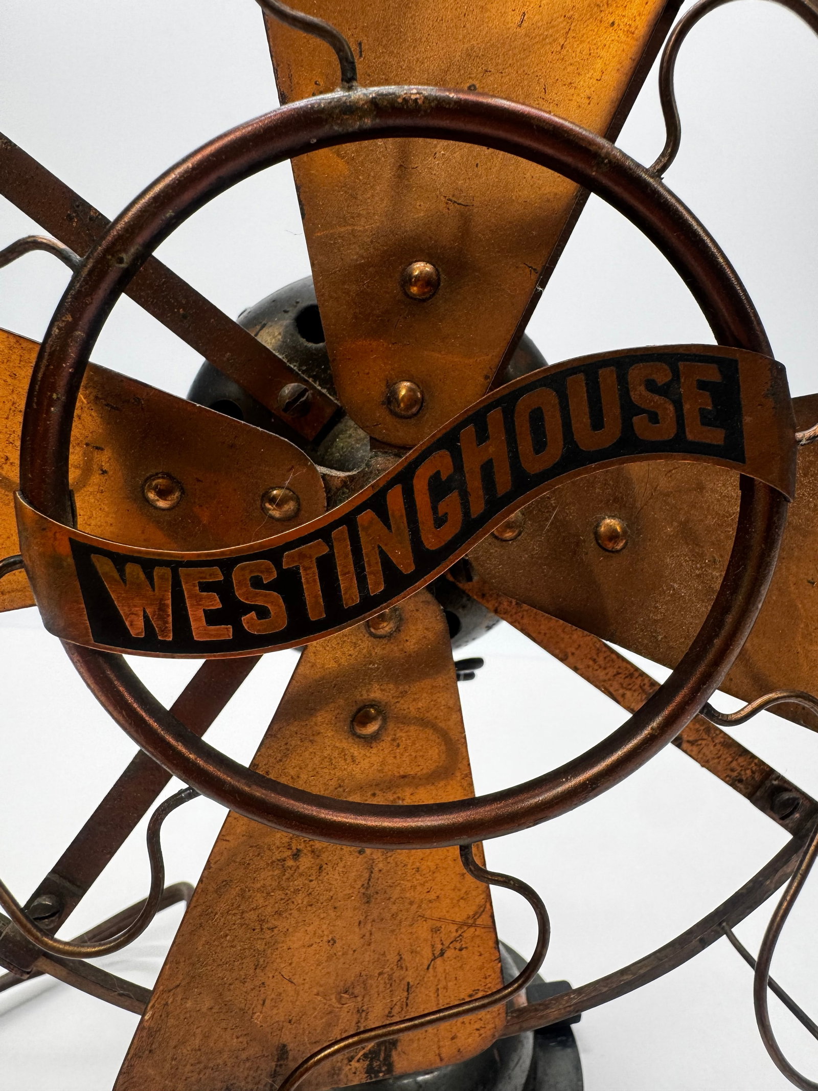 Antique Westinghouse Style 860 Brass Blade Desk Fan Original Cast Iron 100-125V AC: Antique Westinghouse Electric & Mfg. Co. Style 860 desk fan dating to the early 1900s. Features original brass blades, a brass wire cage, and a heavy cast iron base with the original Westinghouse moto