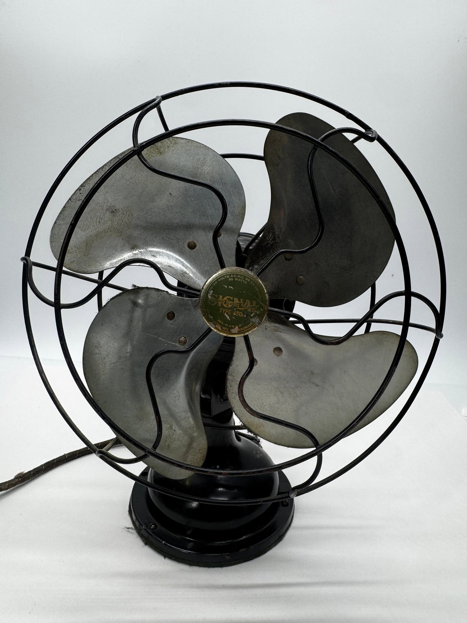 Vintage Signal Jr. Type 450 Electric Desk Fan Green AC/DC Menominee MI Working: Vintage Signal Electric Mfg. Co. “Signal Jr.” Type 450 desk fan, manufactured in Menominee, Michigan, circa 1933–1934. Features its original green finish, four metal blades, and heavy cast m