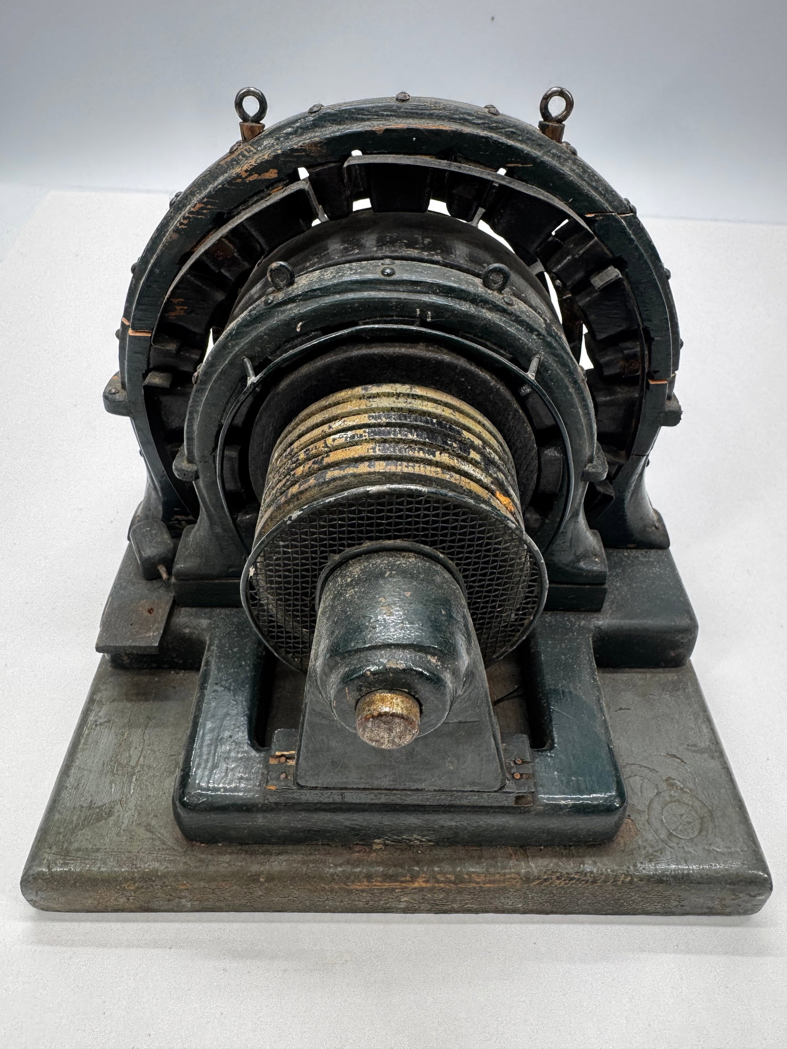 Antique Emerson Pancake Utility Motor Cast Iron Brass Fan Motor Early 1900s: Antique Emerson “Pancake” utility motor, dating to the early 1900s, featuring a distinctive drum-shaped cast iron housing. These versatile motors were commonly used to power early Emerson bras
