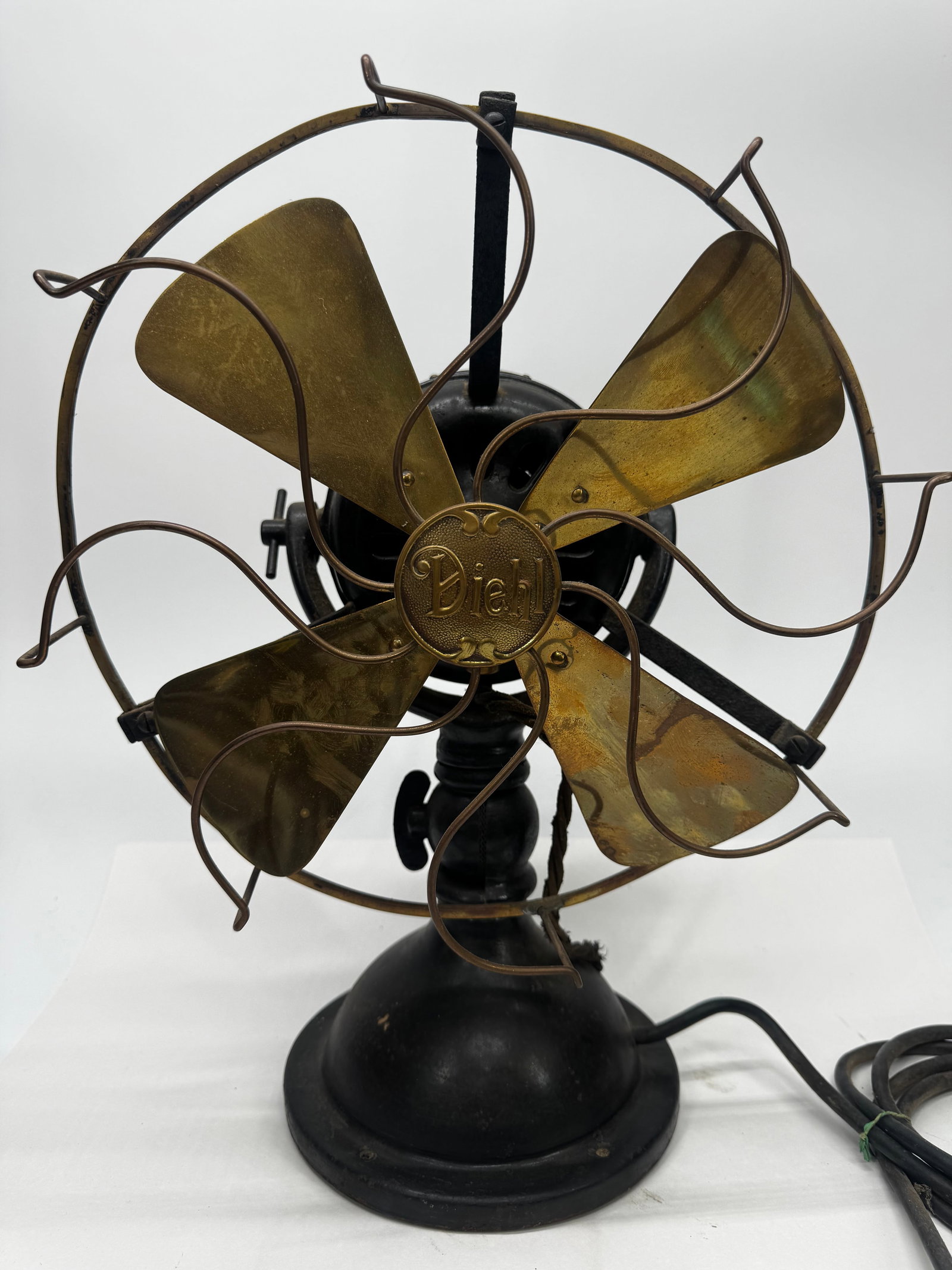 Antique Diehl Brass Blade Oscillating Electric Fan GE Motor c. 1905–1910: Antique Diehl Manufacturing Co. oscillating electric desk fan, manufactured in Elizabethport, New Jersey, circa 1905–1910. This early fan features a heavy cast iron base and motor housing, four bras