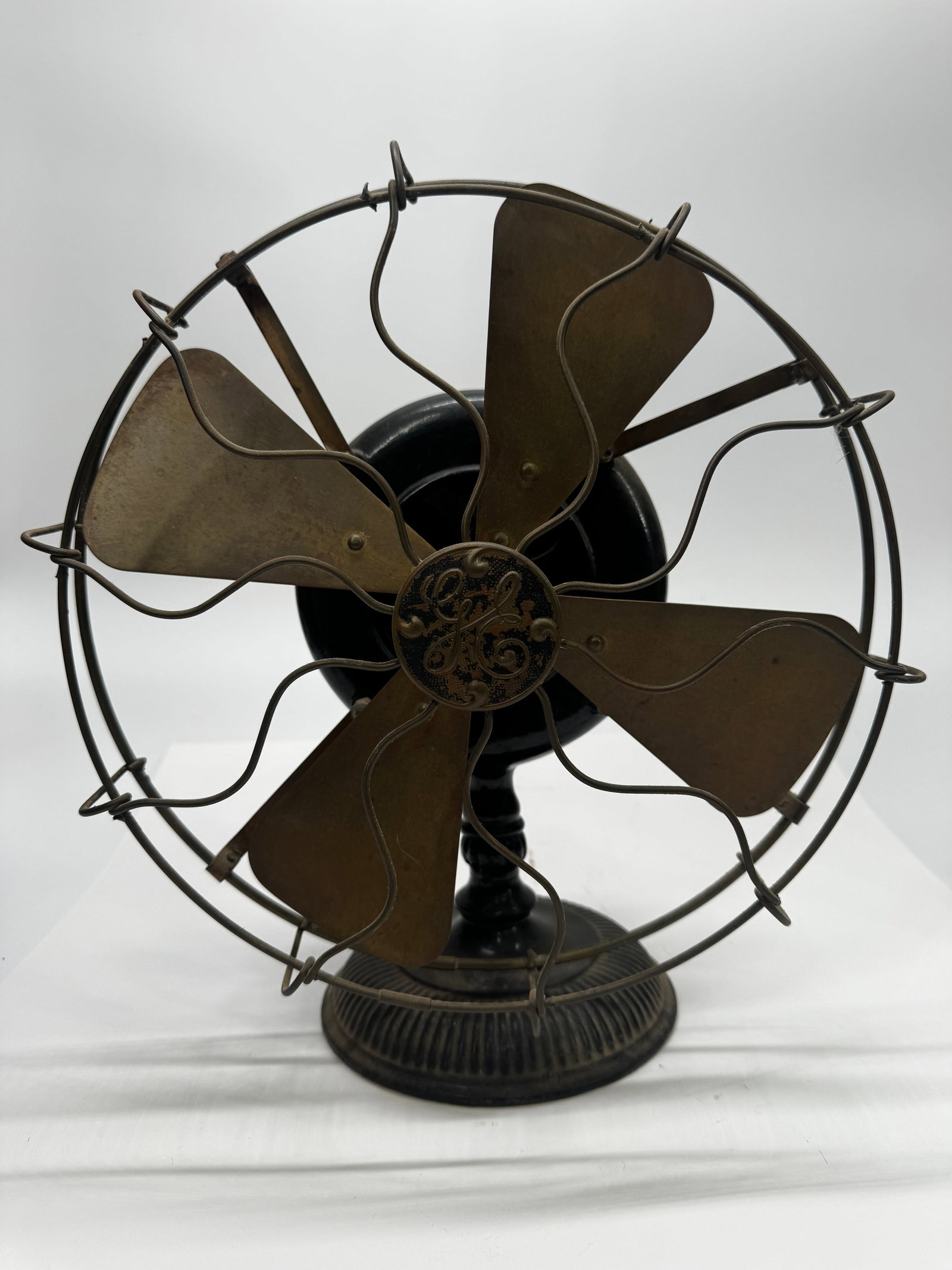 Antique General Electric GE Brass Blade Electric Desk Fan Type UI c. 1905–1910: UI electric desk fan manufactured in the early 1900s, circa 1905–1910. This fan features a heavy cast iron ribbed base, original four brass blades, ornate GE center hub, and the distinctive S-wire s