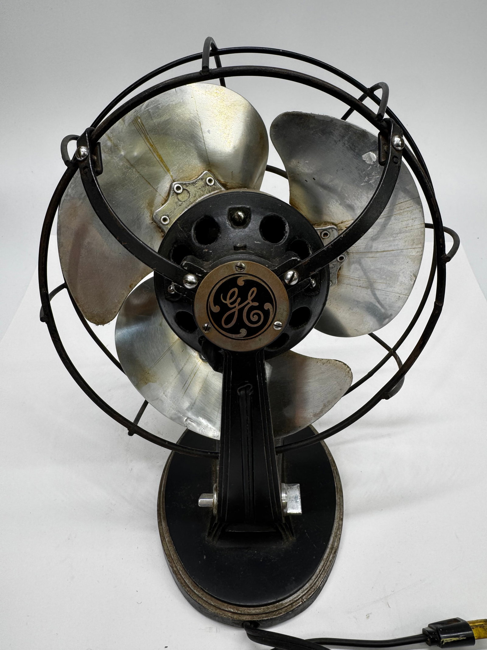 Antique General Electric GE 4-Blade Brass Electric Desk Fan c. 1910–1920: Antique General Electric (GE) electric desk fan dating to the early 20th century, circa 1910–1920. Features a heavy cast iron base and motor housing, four original brass blades, black enamel finish,