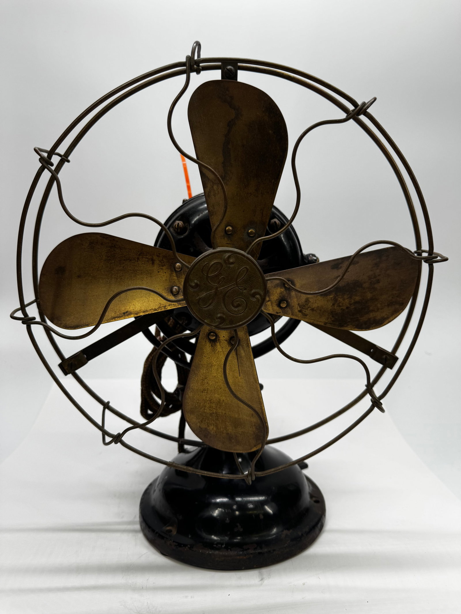 Antique General Electric GE Brass Blade Oscillating Electric Fan c. 1905–1910: Antique General Electric (GE) oscillating electric desk fan dating to the early 1900s, circa 1905–1910. Features a heavy cast iron base and motor housing with original black finish, four brass blade