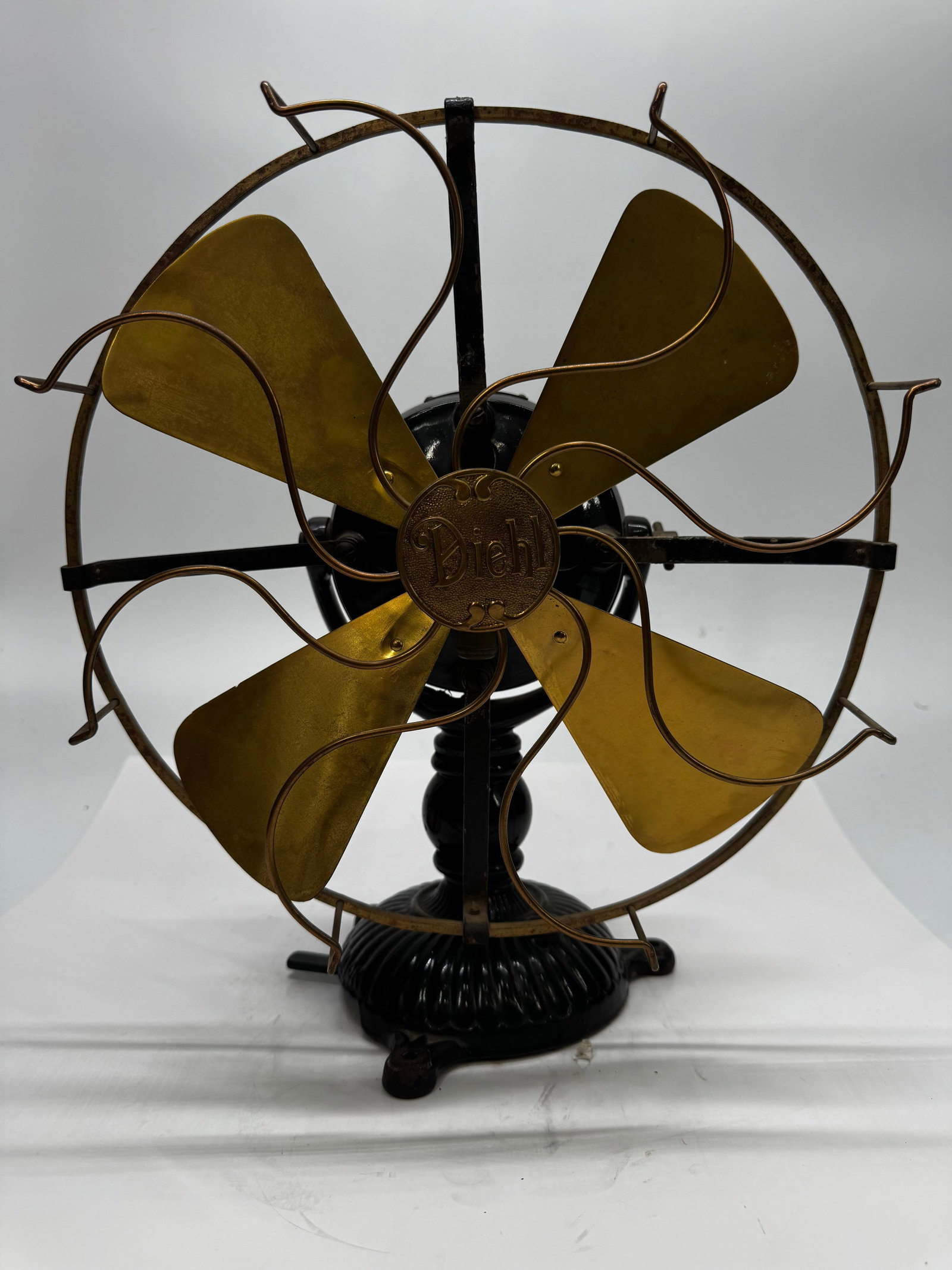 Antique Diehl Brass Blade Oscillating Electric Fan c. 1905–1915: Antique Diehl Manufacturing Co. oscillating electric desk fan, manufactured in Elizabethport, New Jersey, circa 1905–1915. This early fan features a heavy cast iron ribbed base, original four brass 