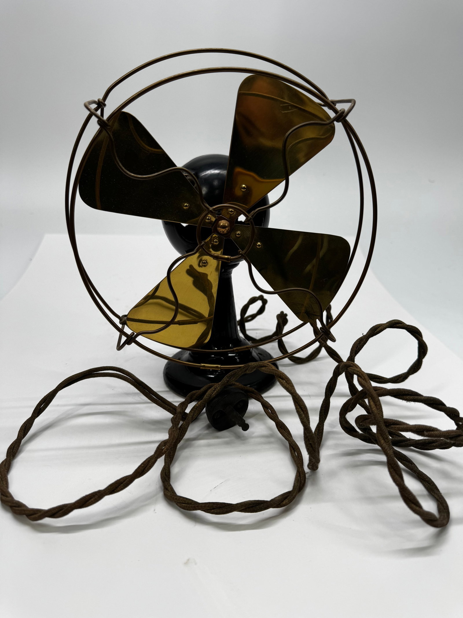 Antique Diehl Brass Blade Electric Desk Fan c. 1905–1915: Antique Diehl Manufacturing Co. electric desk fan, manufactured in Elizabethport, New Jersey, circa 1905–1915. This early fan features a heavy cast iron base and motor housing, four original brass b