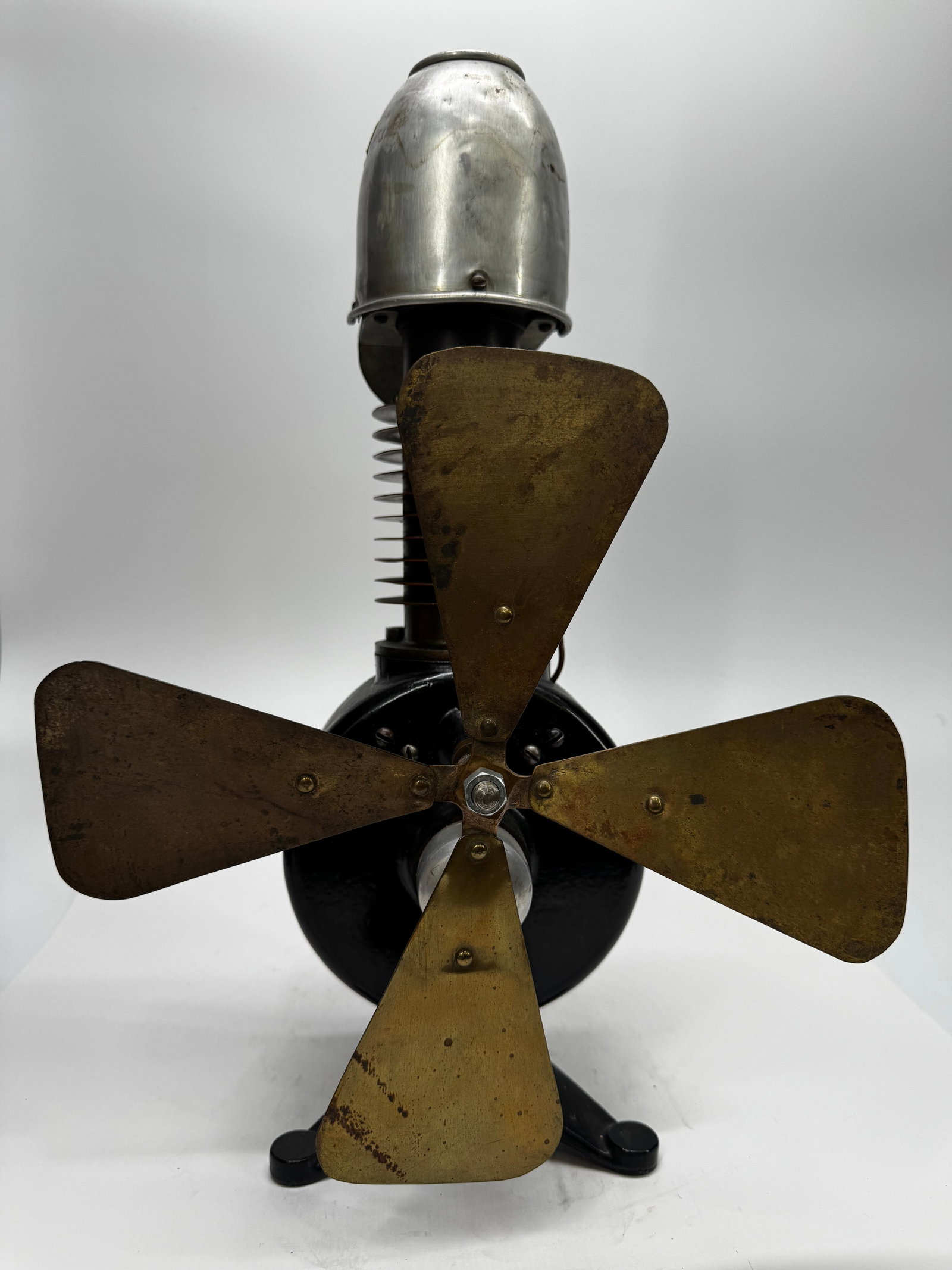 Antique Westinghouse Brass Blade Electric Fan Type F136 c. 1905–1915: Antique Westinghouse Type F136 electric desk fan manufactured by Westinghouse Electric & Manufacturing Co., East Pittsburgh, Pennsylvania, circa 1905–1915. This early fan features a heavy cast iron 