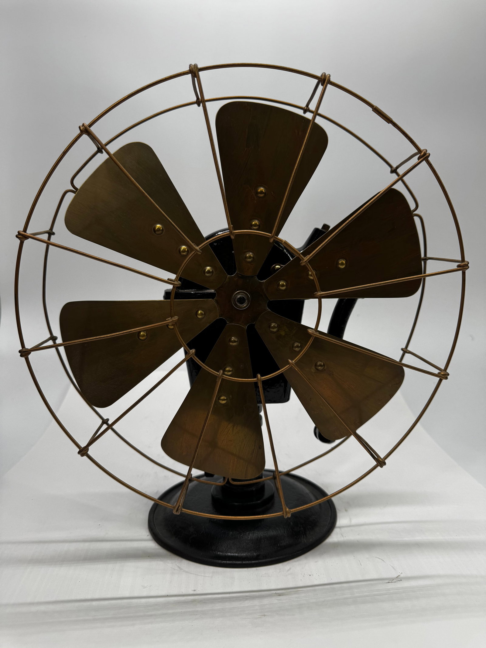 Antique Schneider Mfg. Co. 6-Blade Brass Electric Desk Fan Cleveland: Antique Schneider Manufacturing Company electric desk fan, manufactured in Cleveland, Ohio, circa 1910–1920. This uncommon fan features a heavy cast iron base, six original brass blades, and a brass