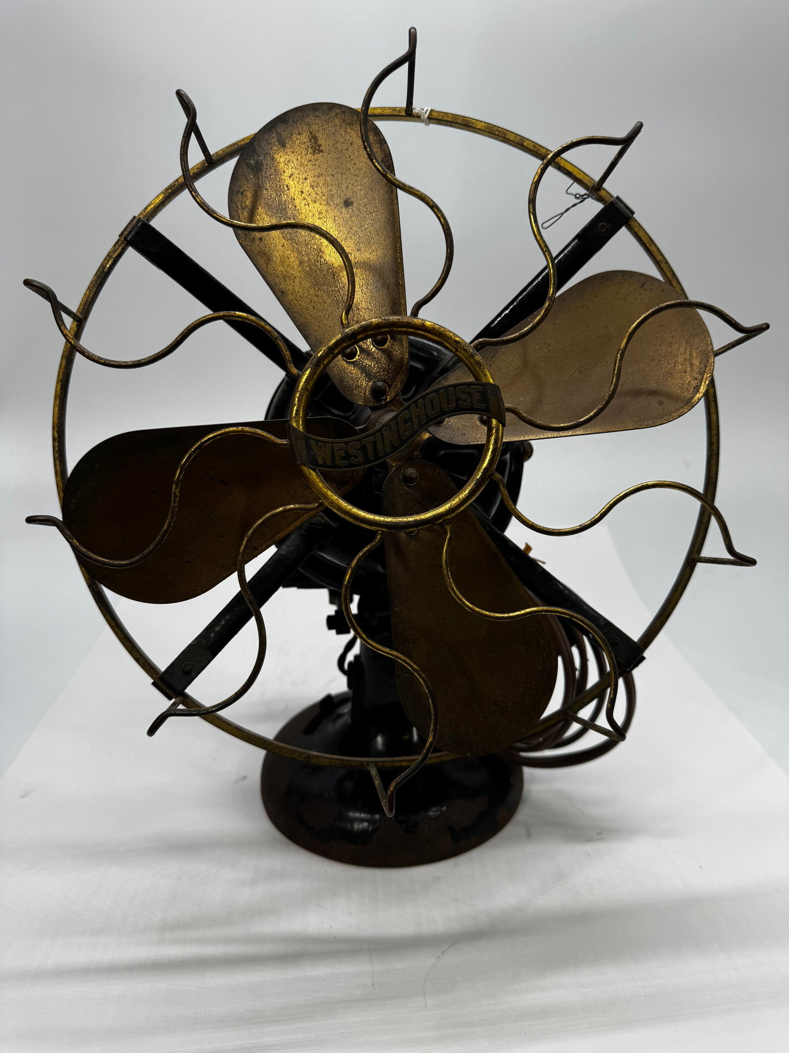 Antique Westinghouse Brass Blade Oscillating Electric Fan c. 1906–1915: Antique Westinghouse Electric & Mfg. Co. oscillating electric desk fan, manufactured in Pittsburgh, Pennsylvania, circa 1906–1915. This early fan features a heavy cast iron base and motor housing, f