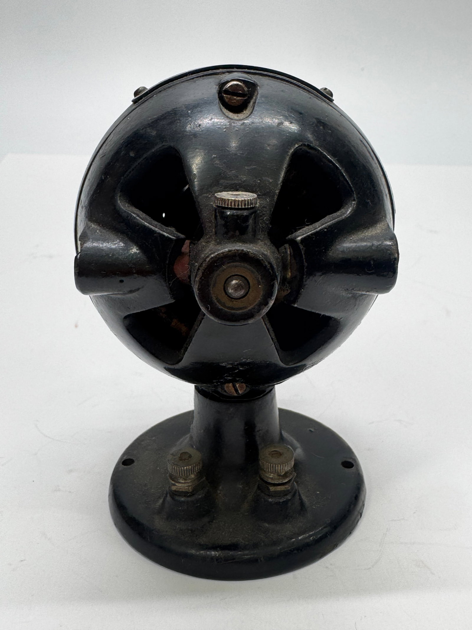 Antique Manhattan Electrical Supply Co. Fan Motor New York Chicago: Antique Manhattan Electrical Supply Co. fan motor, manufactured in New York and Chicago, dating to the early 1900s (circa 1905–1915). Features a heavy cast iron housing with the original black finis