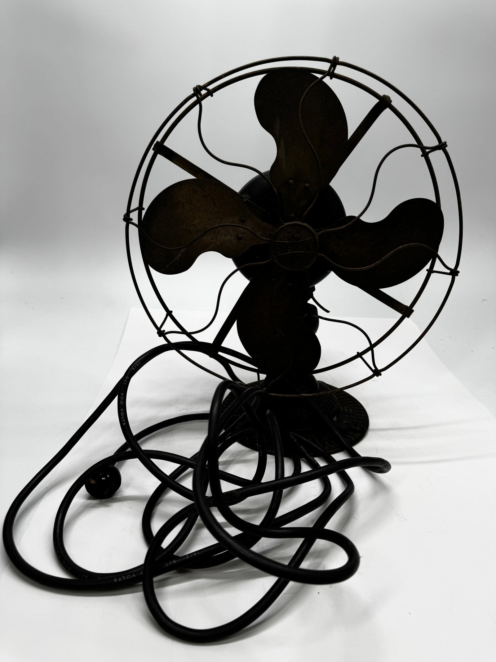 Antique Emerson 16” Brass Blade Oscillating Fan Type 24666: Antique Emerson Electric Mfg. Co. oscillating desk fan, Type 24666, manufactured in St. Louis, Missouri, circa 1915–1925. Features the original cast iron base and motor housing, 16-inch four-blade b