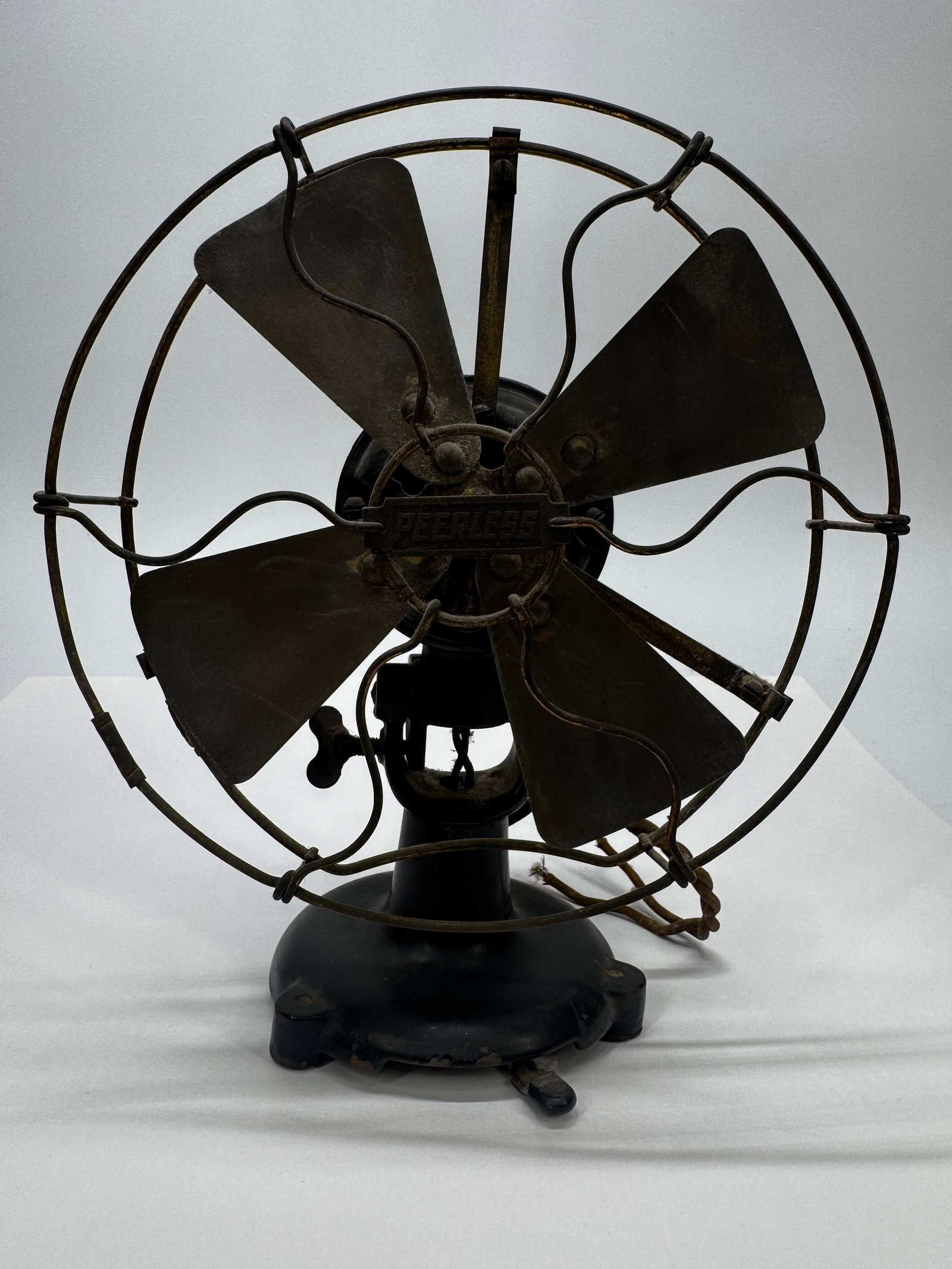 Antique Peerless Electric 16” Brass Blade Desk Fan Style 4A18: Antique Peerless Electric Company desk fan manufactured in Warren, Ohio. Features a heavy cast iron base, four brass blades, original Peerless center badge, and original brass motor tag marked Style 4