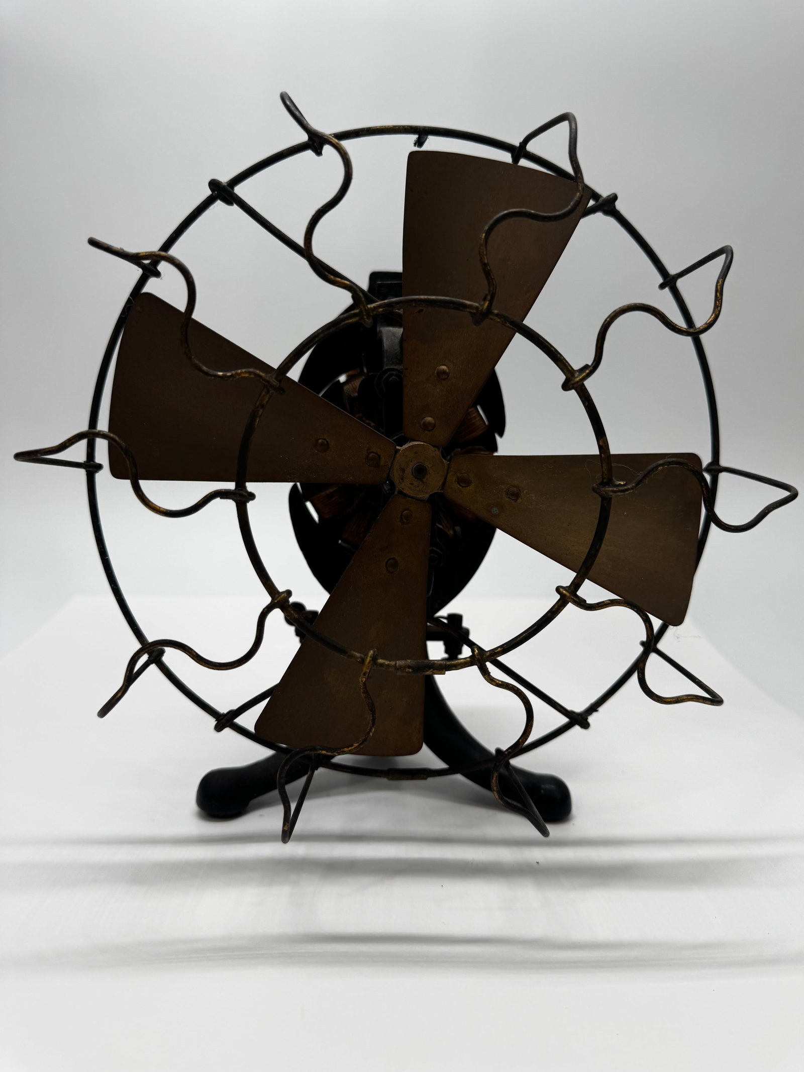 Antique Edison Mfg. Co. Bipolar Desk Fan Brass Blade Open Motor: Rare antique Edison Manufacturing Company desk fan manufactured in Orange, New Jersey. Features an early open-frame bipolar motor with exposed field coils, four brass blades, cast iron base, and origi