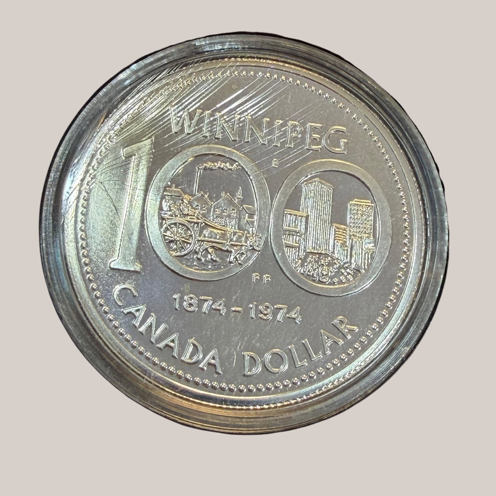 Winnipeg 1874 1974 Canada Dollar Silver Coin & Case Uncirculated 23.33g: Description: Uncirculated coin, Elizabeth II D.G. Regina, Canada Dollar Winnipeg 100 1874 1974. Sealed in holder and with original display case. / Material: .5000 Silver. 36.07 mm diameter. 23.33 gram