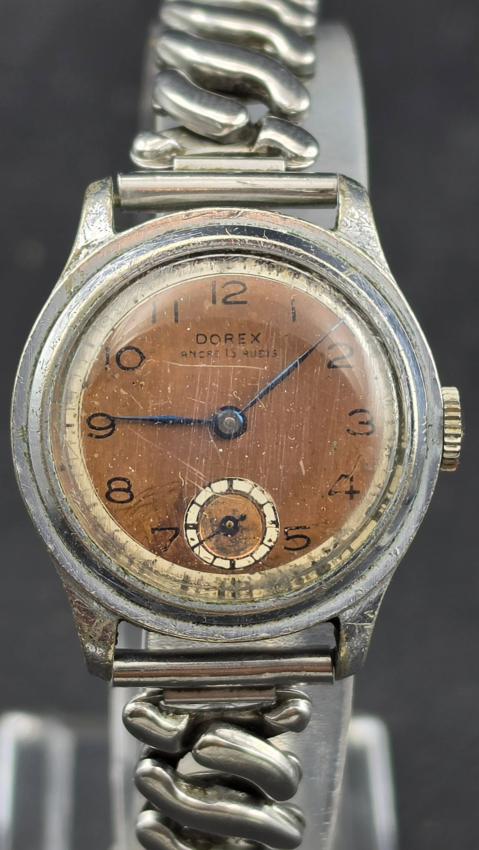 Vintage 1940s Dorex Ancre 15 Rubis Swiss Manual Wind Watch Tropical Salmon Dial Sub-Seconds Runs: This is a vintage Swiss manual wind wristwatch by Dorex, fitted with a 15-jewel lever escapement movement as indicated by the "Ancre 15 Rubis" designation on the dial. Dating to the 1940s based on cas