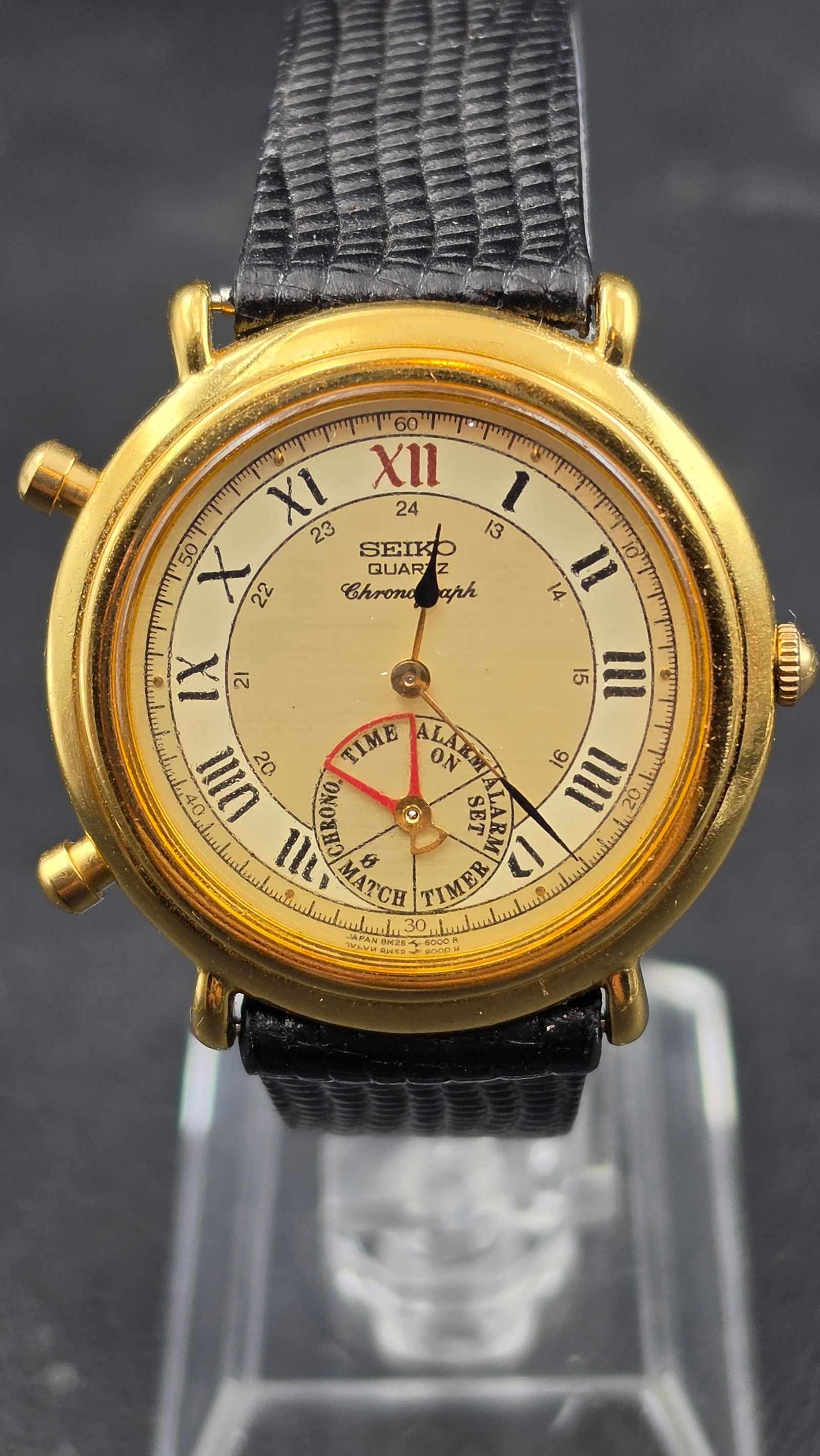 Rare Vintage Seiko Quartz Chronograph Alarm Roman Numeral Mens Wristwatch 8M25-6009 Dancing Hands 19: This is a vintage Seiko Quartz Chronograph men's wristwatch with a gold tone case, known among collectors as the "Dancing Hands" model. The dial is signed Seiko Quartz Chronograph, champagne colored, 