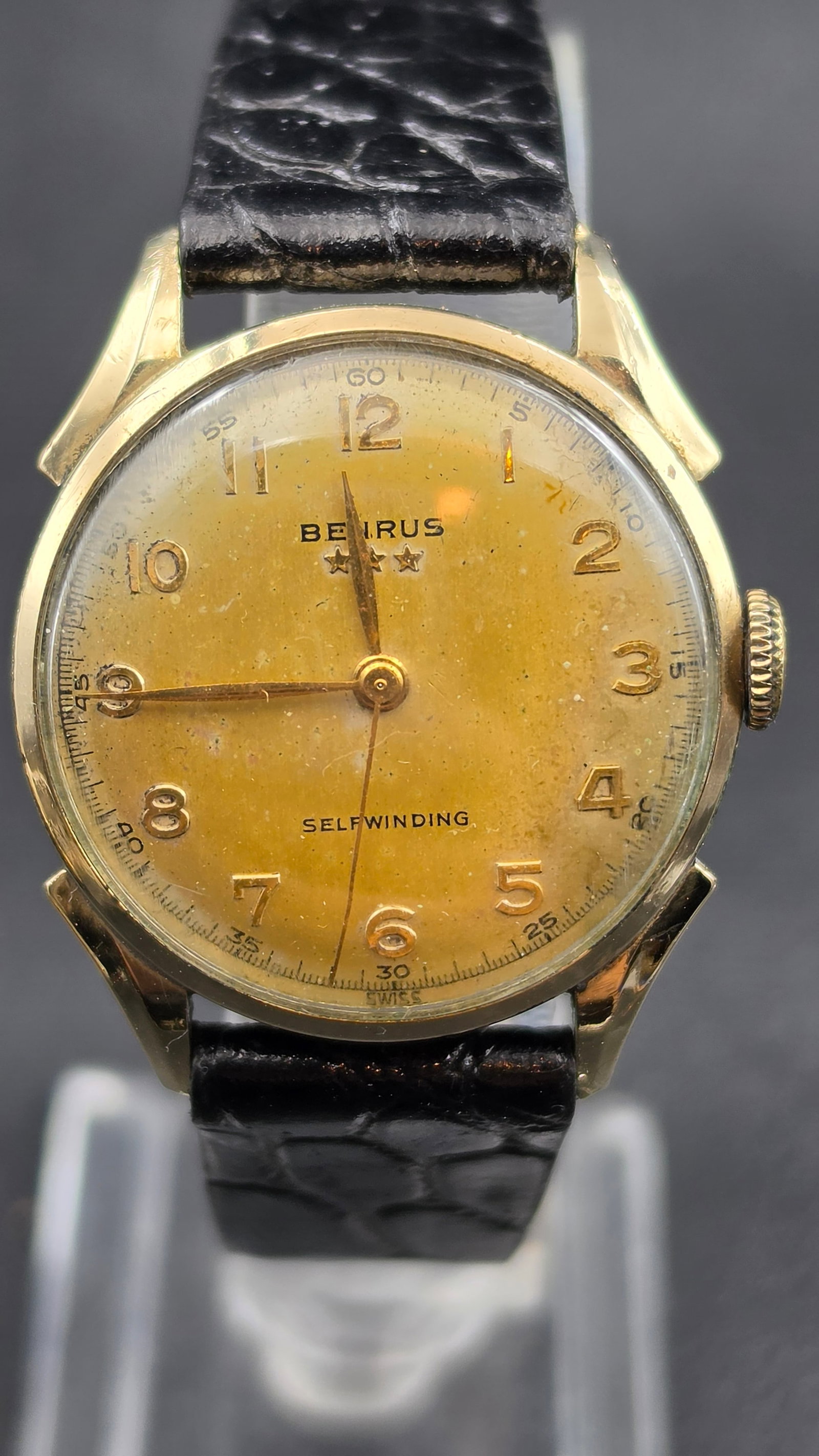 Vintage Benrus Selfwinding Watch Model CF1 17 Jewels 10K RGP Mens Automatic: This is a vintage Benrus men's automatic wristwatch, model CF1, featuring a round 10K rolled gold plate case with a champagne dial, gold Arabic numerals, and the "Selfwinding" signature. The case meas