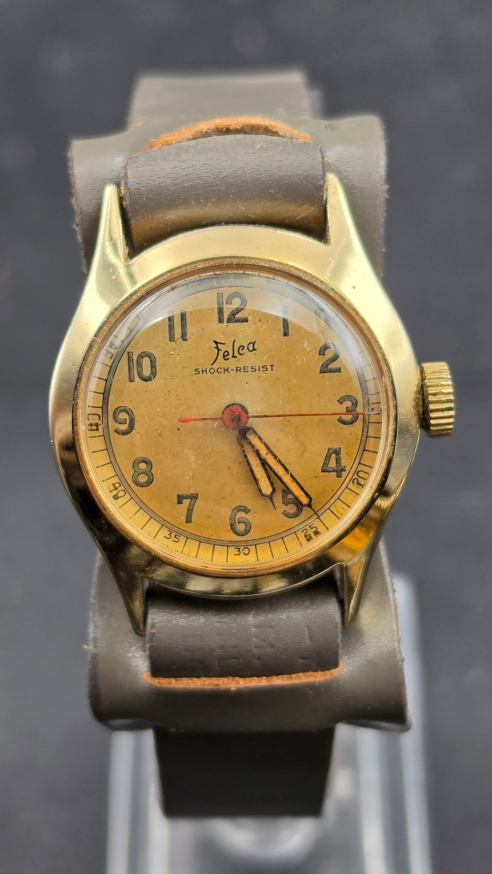 Vintage Felca Shock-Resist Swiss Watch 17 Jewels Red Sweep Second running: Vintage Felca wristwatch, Swiss made, gold-plated case measuring 20.96mm in diameter (case only, excluding crown). The case back is signed Richmond, Stainless Steel Back, Duralast, Water & Dust Protec