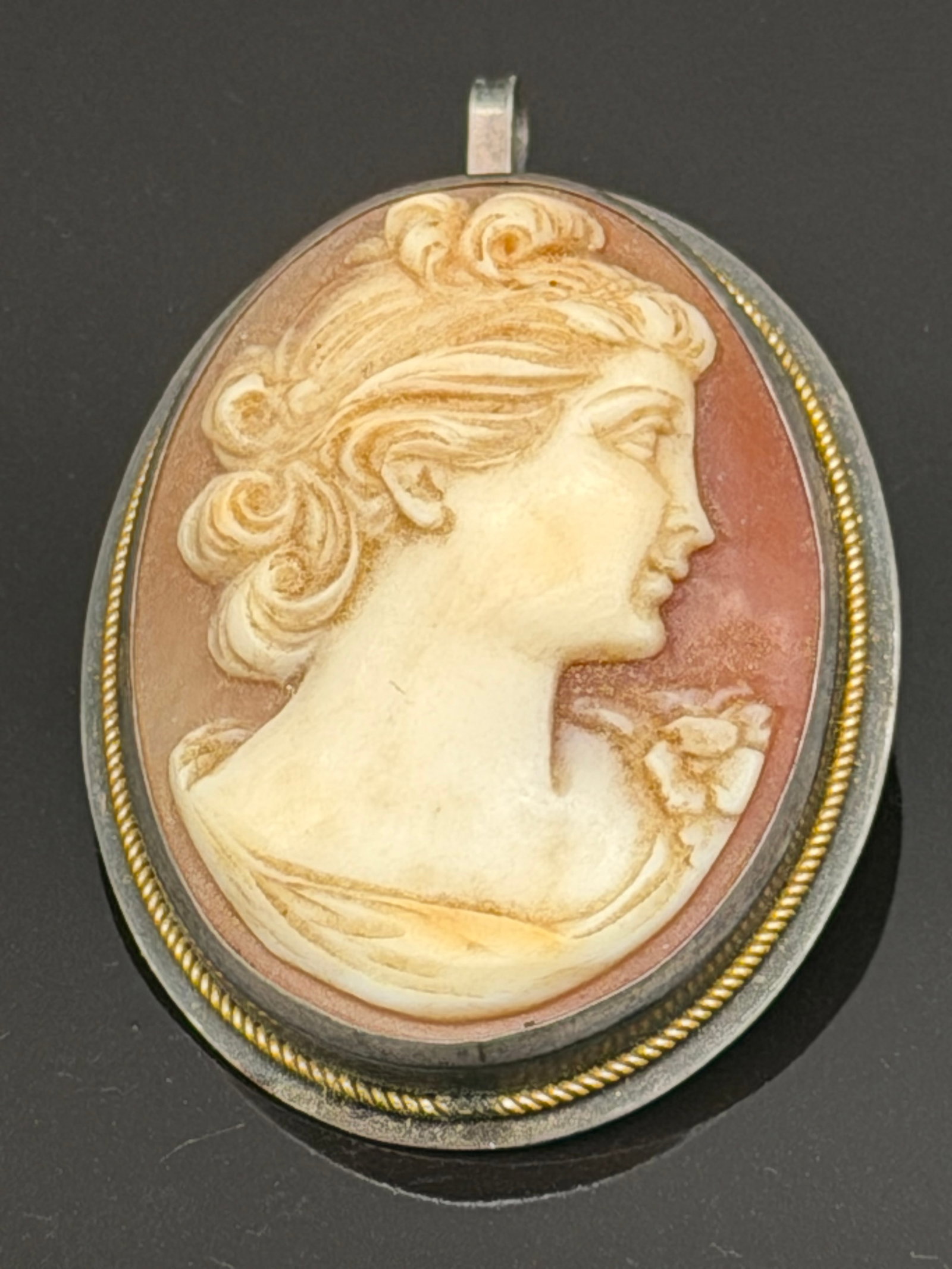 6g-Vintage Cameo Lady Portrait Brooch Pendant – Carved Resin Lucite Cameo: Elegant vintage cameo brooch pendant featuring a classical lady profile in relief against a warm peach background. The oval cameo is set in a silver-tone frame with a delicate twisted rope accent bord