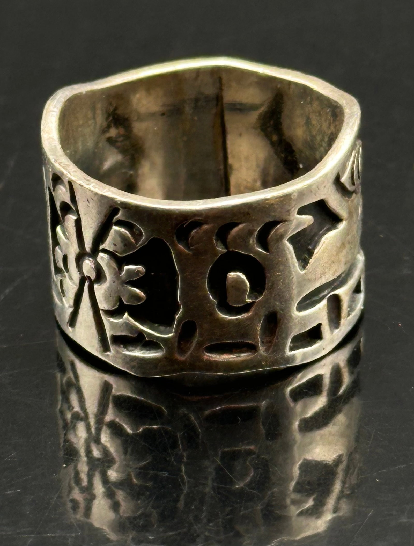 Vintage Sterling Silver Openwork Floral Band Ring 925 11g: Vintage sterling silver wide band ring featuring an ornate pierced floral and scroll motif with oxidized details. Marked 925 with an indistinct maker’s mark. Well-crafted openwork design with a comf
