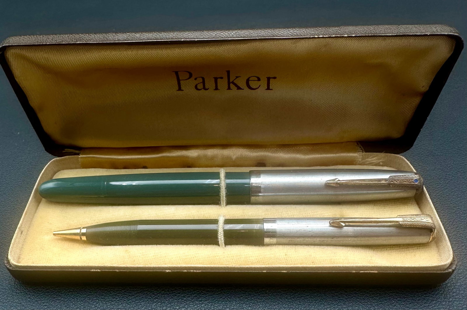 Vintage Parker 51 Fountain Pen & Pencil Set – Teal Gray – Boxed: Vintage Parker 51 writing set including a teal/gray fountain pen with stainless steel Lustraloy cap and matching mechanical pencil. Includes original Parker presentation box. The fountain pen has a ho