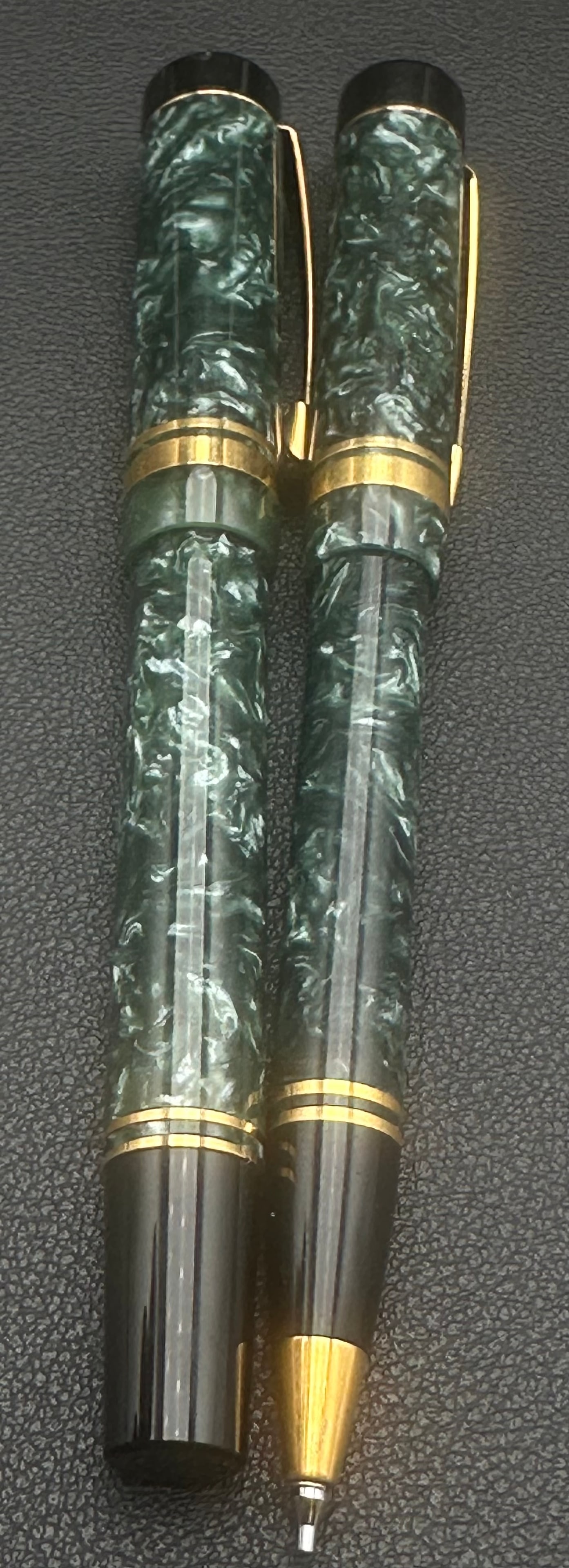 Parker Duofold International Green Marble Fountain Pen & Pencil Set: Vintage Parker Duofold International writing set featuring a green marble resin finish with gold-plated trim. Includes an 18K 750 gold-nib fountain pen and matching ballpoint pen or mechanical pencil.