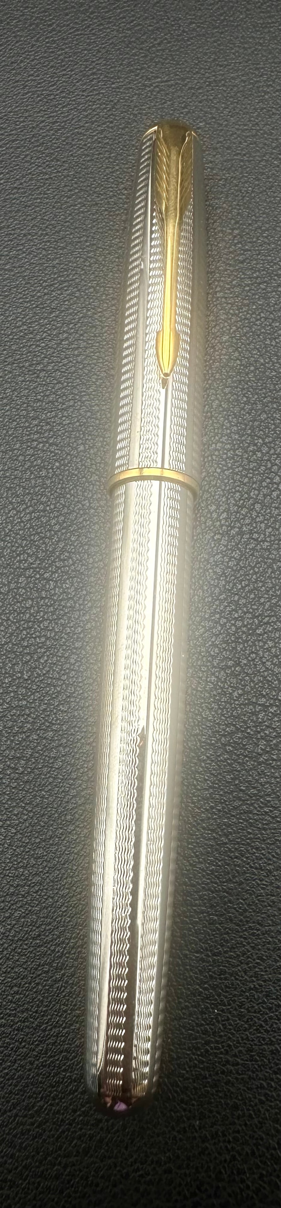 Parker Sonnet Ciselé Fountain Pen – 18K Gold Nib France: Vintage Parker Sonnet fountain pen featuring the classic Ciselé engraved silver-tone finish with gold-plated trim. Made in France and fitted with an original 18K (750) gold nib. Barrel marked “Park