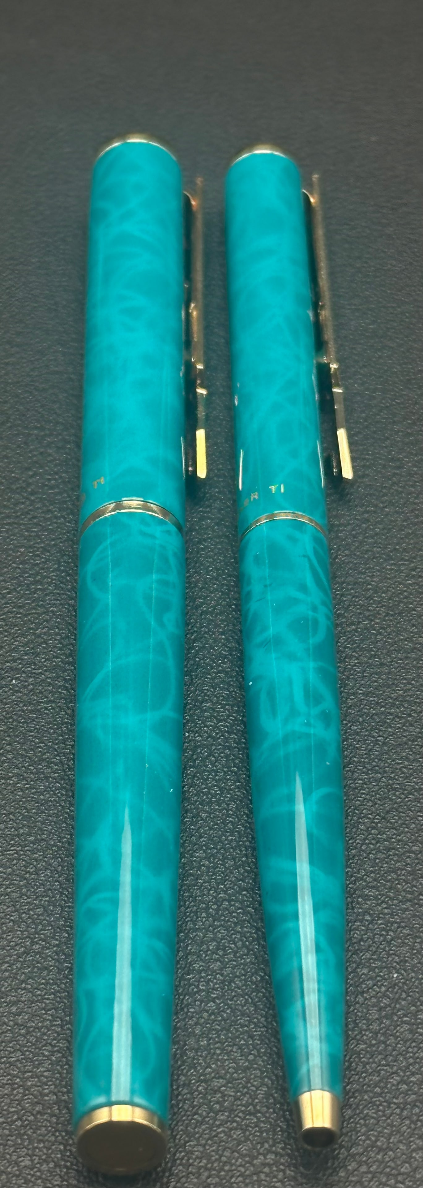 Vintage Parker Fountain Pen & Ballpoint Set Teal Marble Gold Trim: Vintage Parker writing set including a fountain pen and matching ballpoint in a marbled teal lacquer finish with gold-plated trim. The fountain pen features a gold-plated Parker nib. Both pens show li