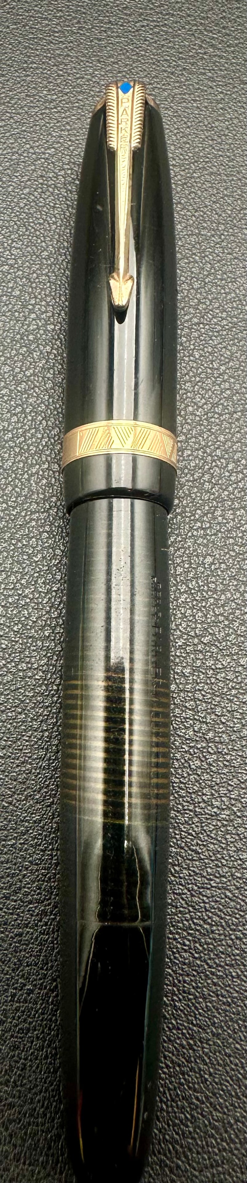 Vintage Parker Vacumatic Black Pearl Fountain Pen Blue Diamond 14K Nib: Vintage Parker Vacumatic fountain pen in the sought-after black pearl striped finish with the Blue Diamond clip and 14K Parker USA nib not stamped. Barrel imprint reads “Geo. S. Parker Vacumatic –