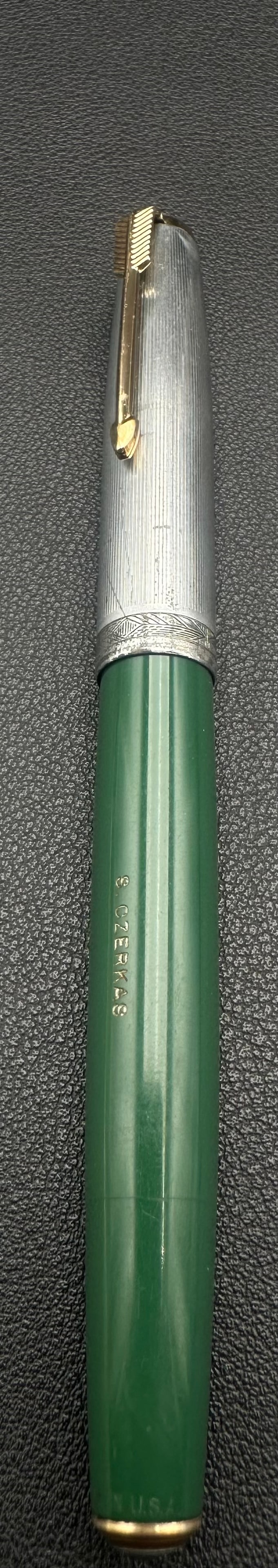 Vintage Parker 51 Forest Green Fountain Pen Lustraloy Cap USA Original Jewel: Classic Parker 51 fountain pen in the desirable Forest Green finish with a brushed Lustraloy stainless steel cap, gold-filled arrow clip, and original conical cap jewel (tassie). Made in the U.S.A., t