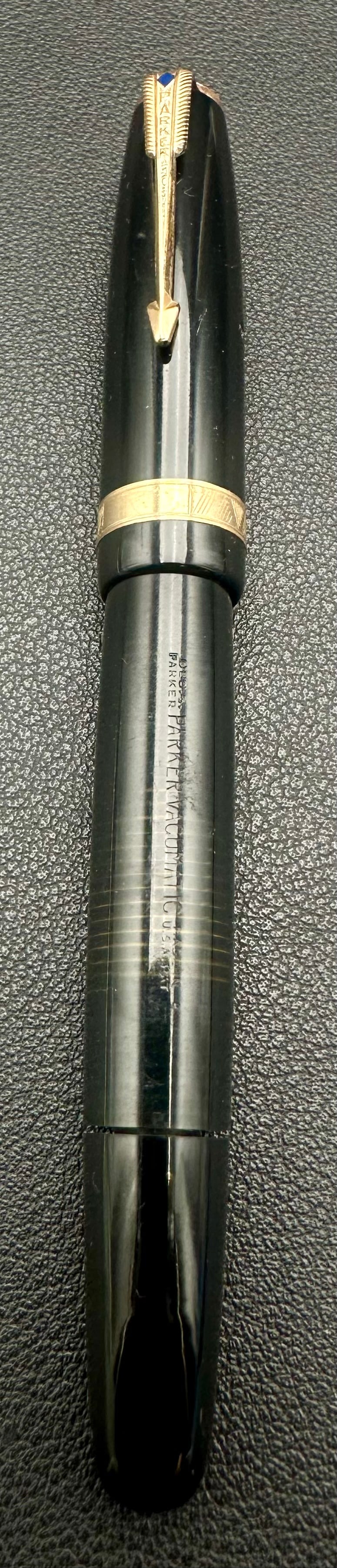 Vintage Parker Vacumatic Major Black Golden Pearl Fountain Pen 14K USA #5 Nib: Vintage Parker Vacumatic Major fountain pen in the classic Black with Golden Pearl laminated finish, manufactured circa 1937–1942. Features the desirable Blue Diamond arrow clip, gold-filled cap ban