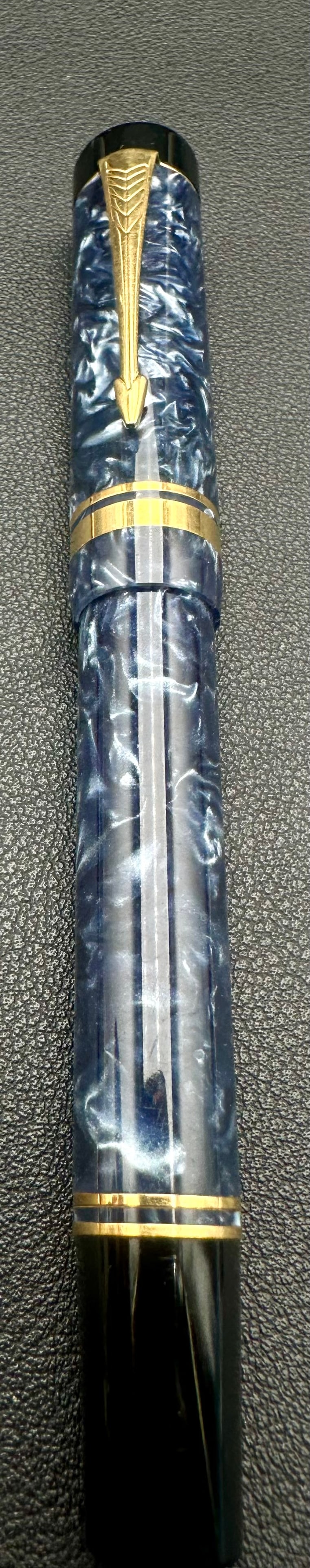 Parker Duofold International Blue Marble Fountain Pen 18K 750 M Nib (1 of 8)