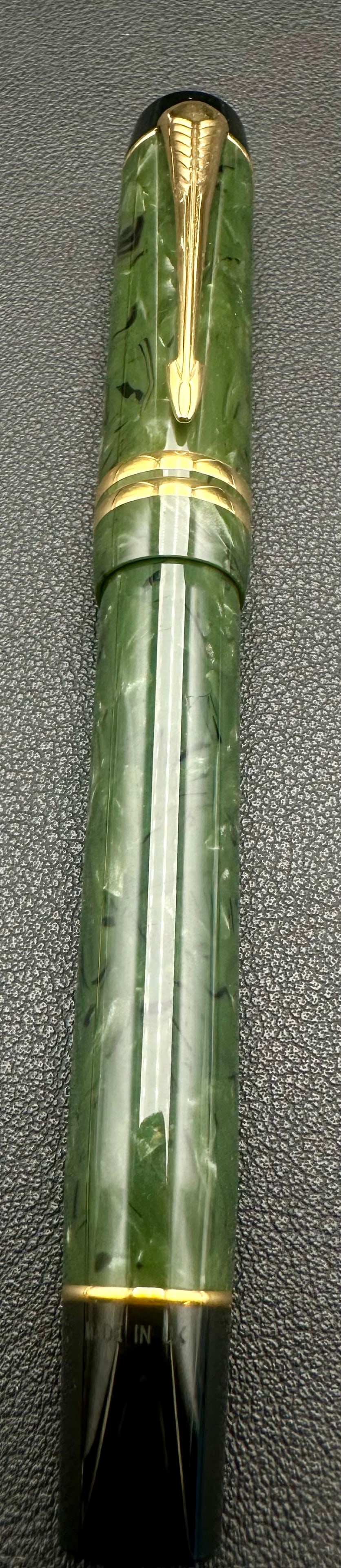 Parker Duofold International Green Marble Fountain Pen 18K 750 Gold Nib (1 of 7)