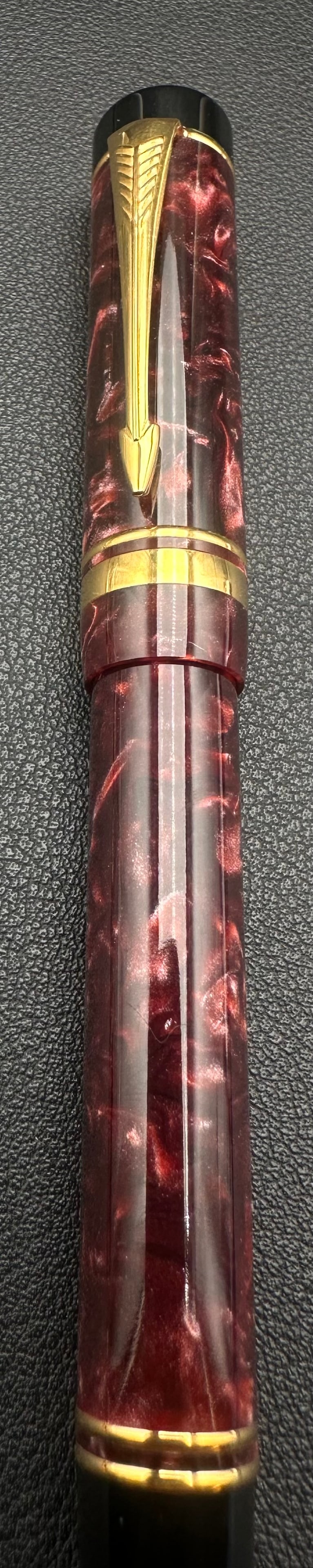 Parker Duofold International Burgundy Marble Rollerball Pen Gold Trim (1 of 6)