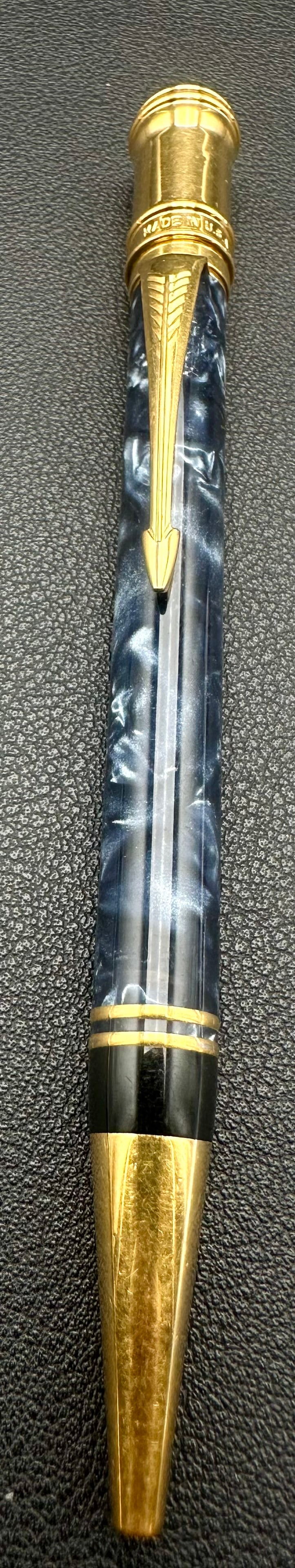 Parker Duofold Blue Pearl Marble Ballpoint Pen Gold Trim 2001: Authentic Parker Duofold twist ballpoint pen in the Blue Pearl Marble finish with black accents, gold-plated trim, and Parker arrow clip. Cap band date code “IIU” dates the pen to 2001. Twist 