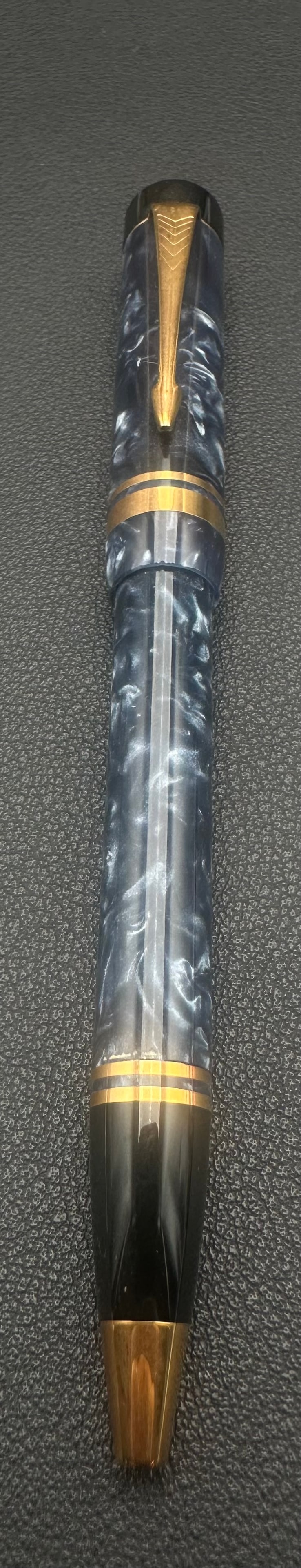 Parker Duofold International Blue Marble Fountain Pen Medium Nib UK: Vintage Parker Duofold International fountain pen featuring a blue marbled acrylic resin barrel and cap with black finials and gold-plated trim. Fitted with a Medium nib and marked Made in U.K. Classi