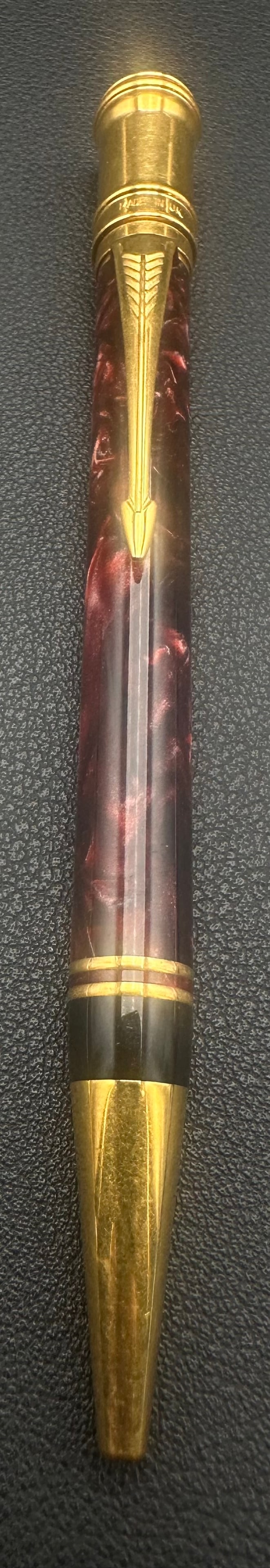 Parker Duofold International Burgundy Pearl Fountain Pen Medium Nib UK: Vintage Parker Duofold International fountain pen in the sought-after Burgundy Pearl marbled resin finish with gold-plated trim and classic Parker arrow clip. Marked Made in U.K. and fitted with a Med