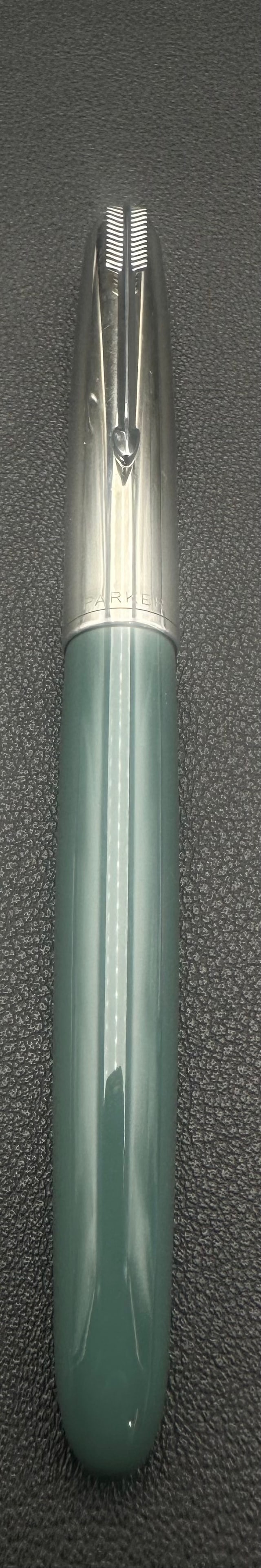 Parker 51 Teal Blue Fountain Pen Lustraloy Cap Vintage: Vintage Parker 51 fountain pen, made circa 1950s–1960s, featuring a teal blue barrel with a stainless steel Lustraloy cap and the iconic Parker arrow clip. Classic hooded nib design. Pre-owned with 