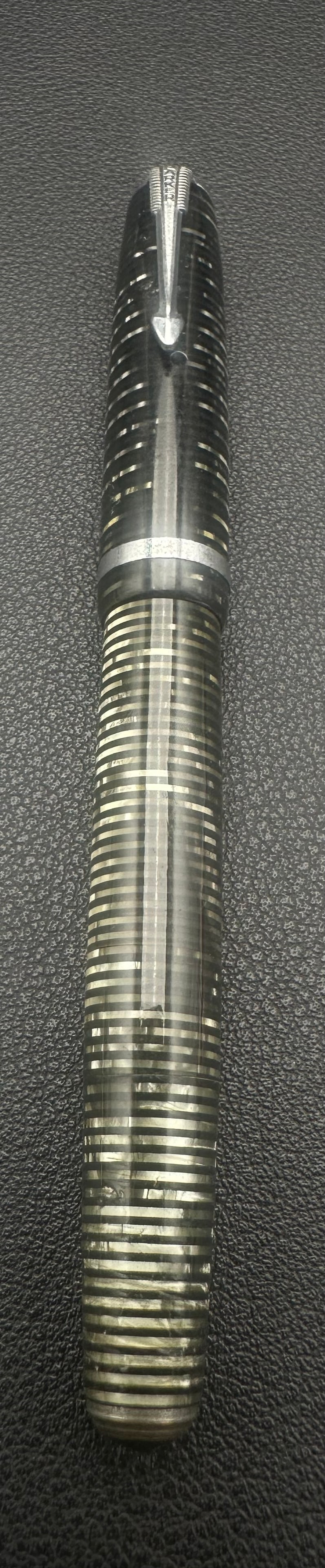 Parker Vacumatic Silver Pearl Fountain Pen Striped Celluloid Vintage: Vintage Parker Vacumatic fountain pen, made circa 1939–1948, featuring the desirable Silver Pearl laminated striped celluloid barrel and cap with chrome trim and the classic Parker arrow clip. Fitte