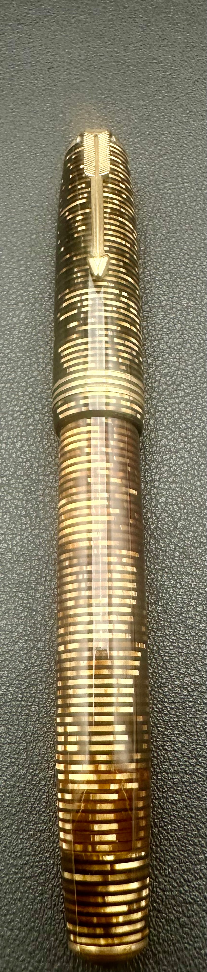 Parker Vacumatic Major Golden Brown Double Jewel Fountain Pen Gold Nib: Vintage Parker Vacumatic Major fountain pen in the desirable Golden Brown laminated Double Jewel finish, dating to the late 1930s–1940s. Features Parker’s iconic striped barrel and cap, blue diamo