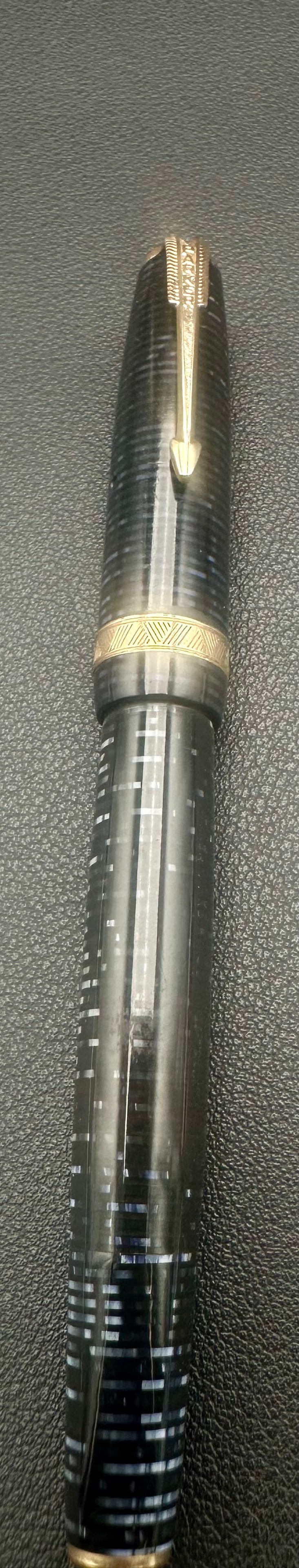 Parker Vacumatic Major Silver Pearl Striated Fountain Pen Gold Nib: Vintage Parker Vacumatic Major fountain pen in the sought-after Silver Pearl laminated celluloid finish, dating to the late 1930s–1940s. Features the original Blue Diamond clip, engraved cap band, s