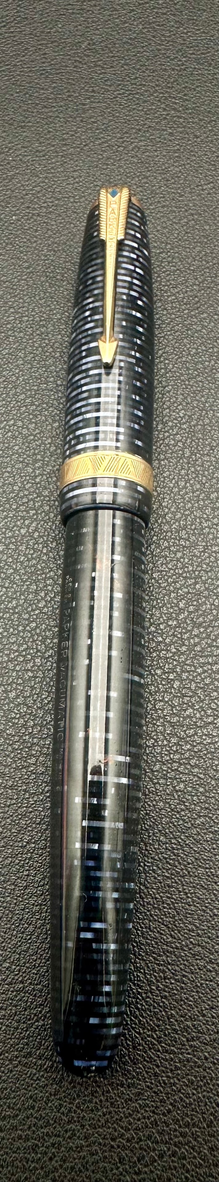 Parker Standard Vacumatic Black Fountain Pen Fine USA Nib: Vintage Parker Standard Vacumatic fountain pen in black laminated celluloid with transparent striped barrel and black cap. Features the Blue Diamond clip and a Parker U.S.A. Fine nib. The pen shows ty